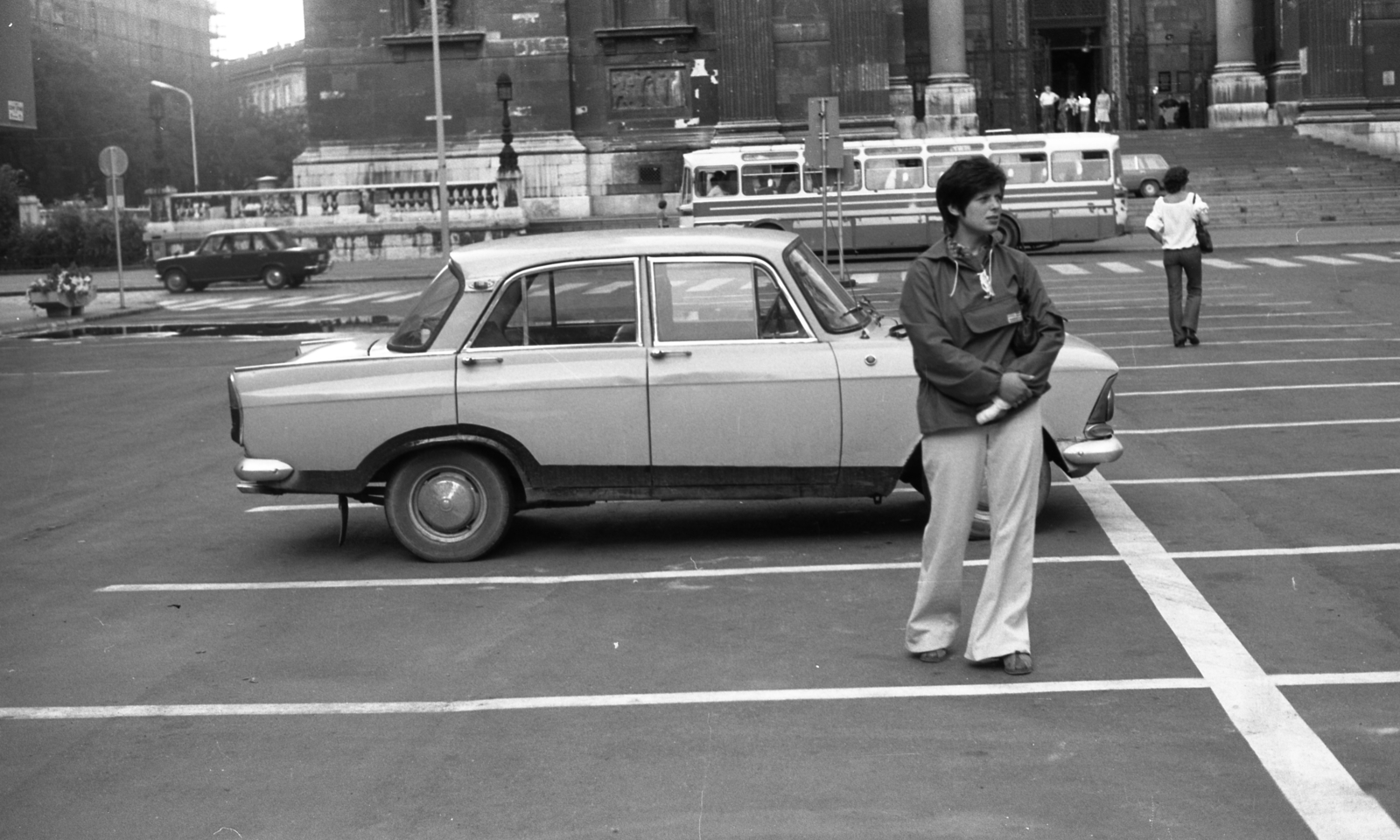 Magyarország, Budapest V., Szent István tér, háttérben a Bazilika., 1976, Gulyás Zsuzsa, Budapest, Karosa SL-11, Moszkvics 408, Fortepan #186499