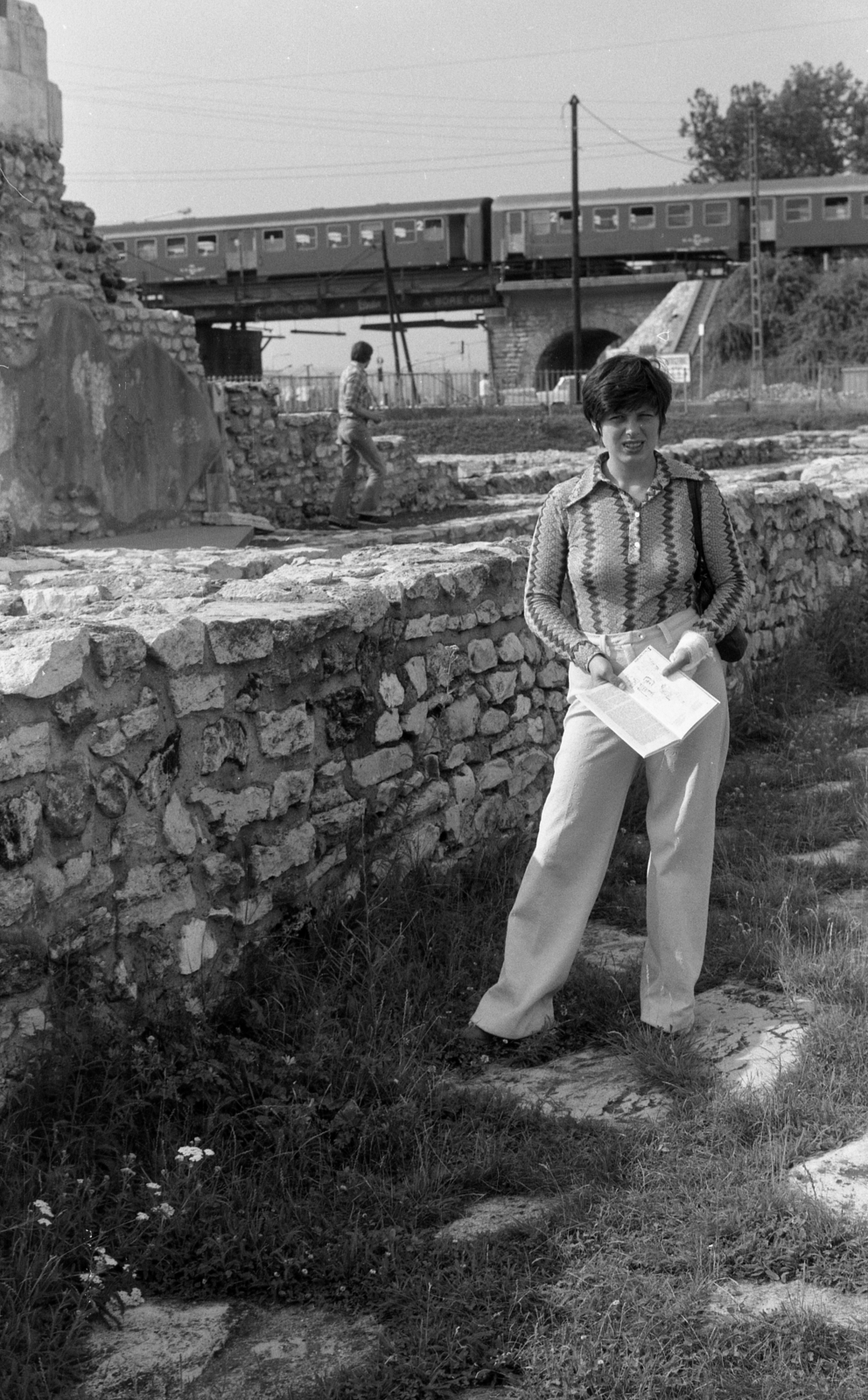 Magyarország, Aquincum, Budapest III., romkert, háttérben a Szentendrei út és az esztergomi vasútvonal., 1976, Gulyás Zsuzsa, Budapest, Fortepan #186501