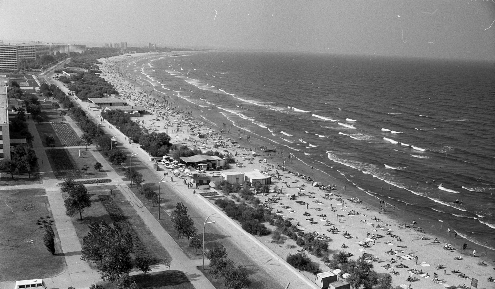 Románia, Konstanca, Mamaia, kilátás a Hotel Parc-ból a tengerpartra., 1975, Gulyás Zsuzsa, Fortepan #186511