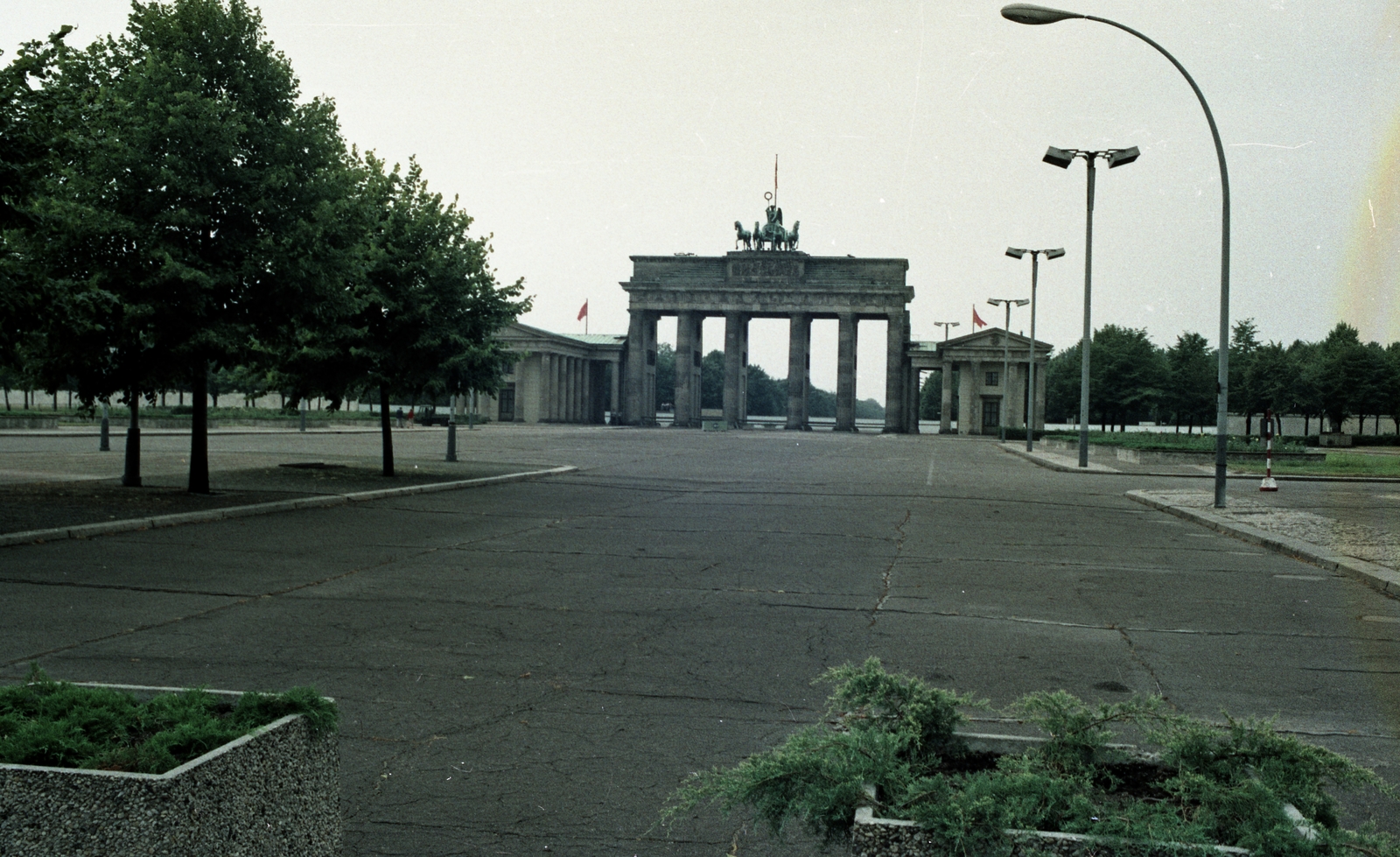 Germany, Berlin, Kelet-Berlin, a Brandenburgi kapu az Unter den Linden felől nézve., 1983, Gulyás Zsuzsa, colorful, GDR, East-Berlin, Fortepan #186519