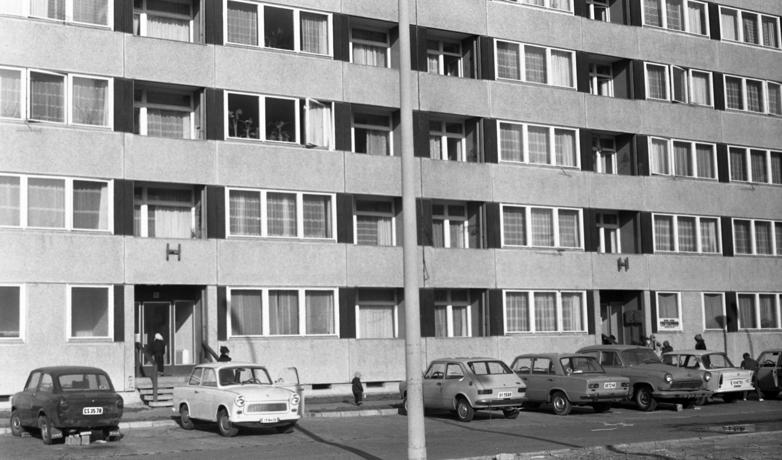 Magyarország, Budapest XIV., Füredi utcai lakótelep, Vezér utca., 1975, Gulyás Zsuzsa, panelház, automobil, Trabant 601, rendszám, Budapest, Fiat 127, Fiat 850, parkoló, GAZ M21 Volga, VAZ 2101, Fortepan #186547