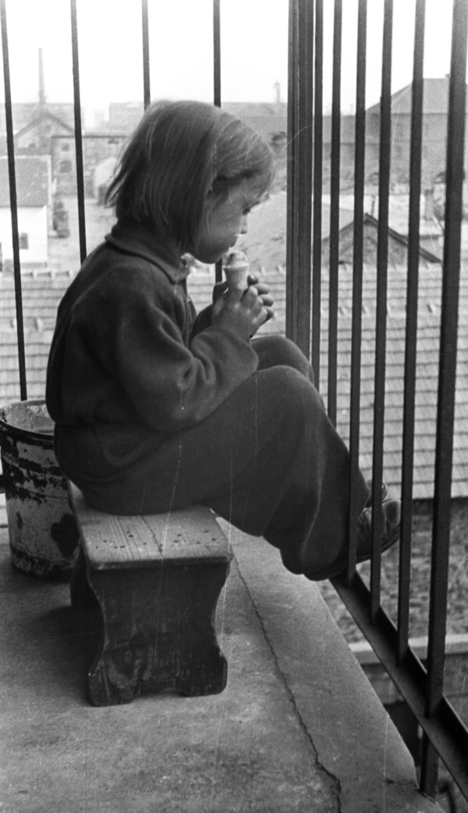 Hungary, Budapest IX., Illatos út, szükséglakás-telep, a "dzsumbuj"., 1959, Gulyás Zsuzsa, Budapest, ice cream, legs on a table, balcony, footstool, girl, Fortepan #186554