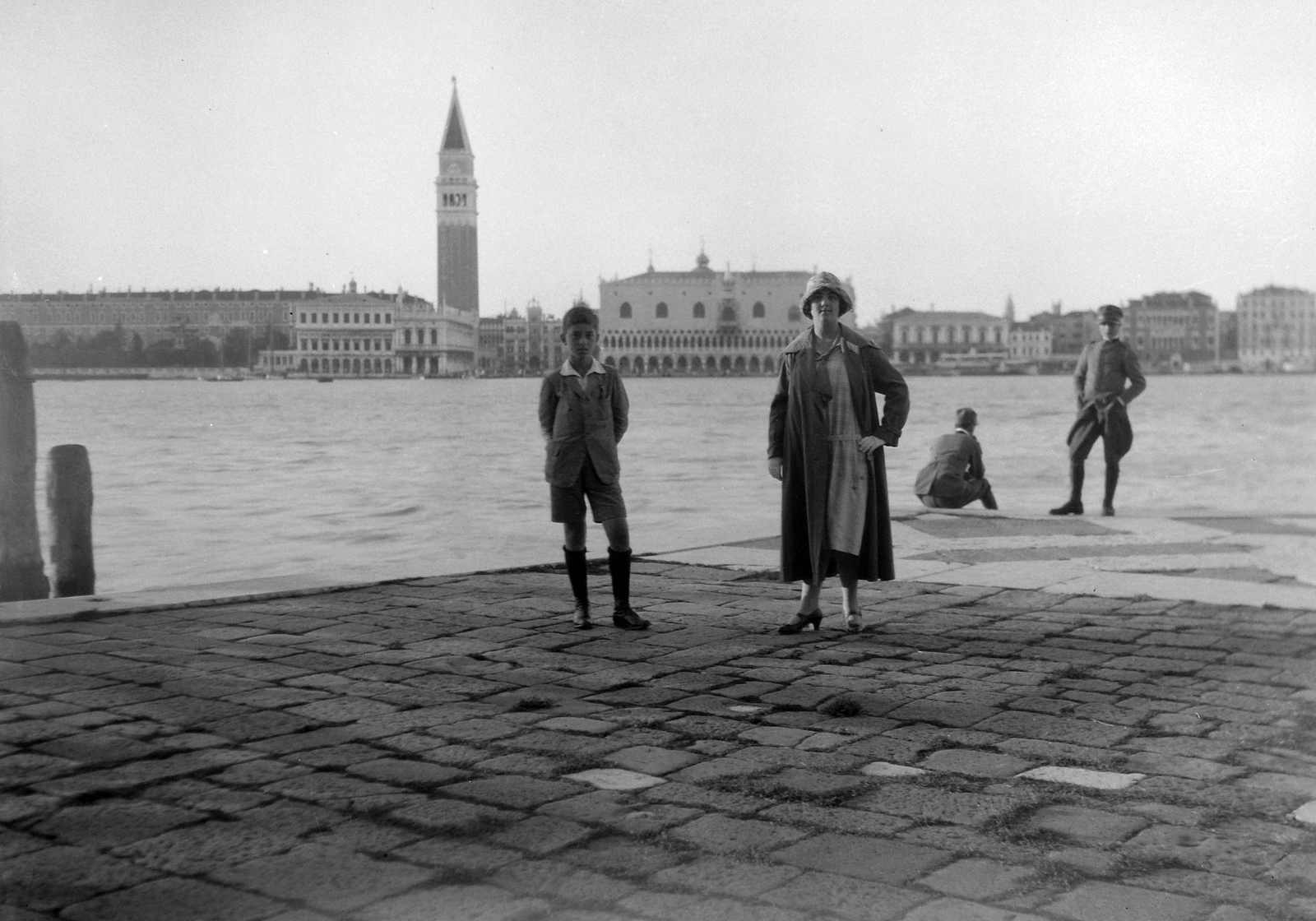 Italy, Venice, San Giorgio Maggiore sziget, háttérben a Bacino di San Marco öböl, a Dózse palota és a Szent Márk-székesegyház harangtornya., 1936, Jankovszky György, palace, library, bell tower, hands behind the back, hands in pockets, Fortepan #18656