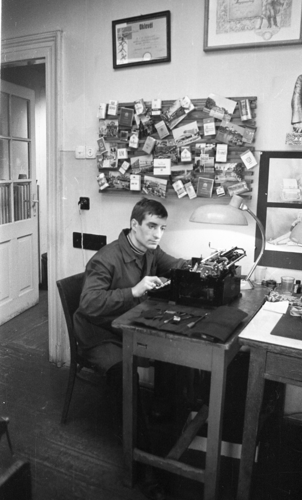 1971, Gulyás Zsuzsa, faliújság, műszerész, írógép, munkahely, kép a képben, Fortepan #186566