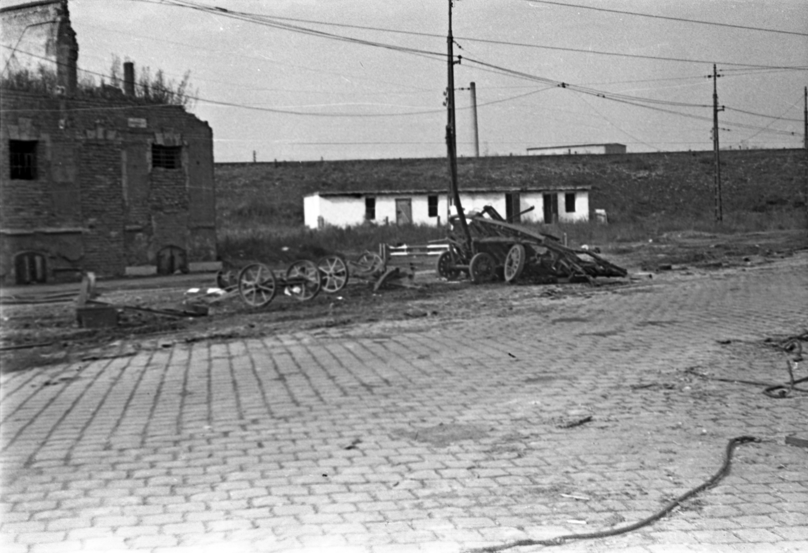 Hungary, Budapest IX., Soroksári út a Koppány utcánál, szemben a kunszentmiklósi vasútvonal töltése., 1956, Gulyás Zsuzsa, Budapest, wreck, Fortepan #186571