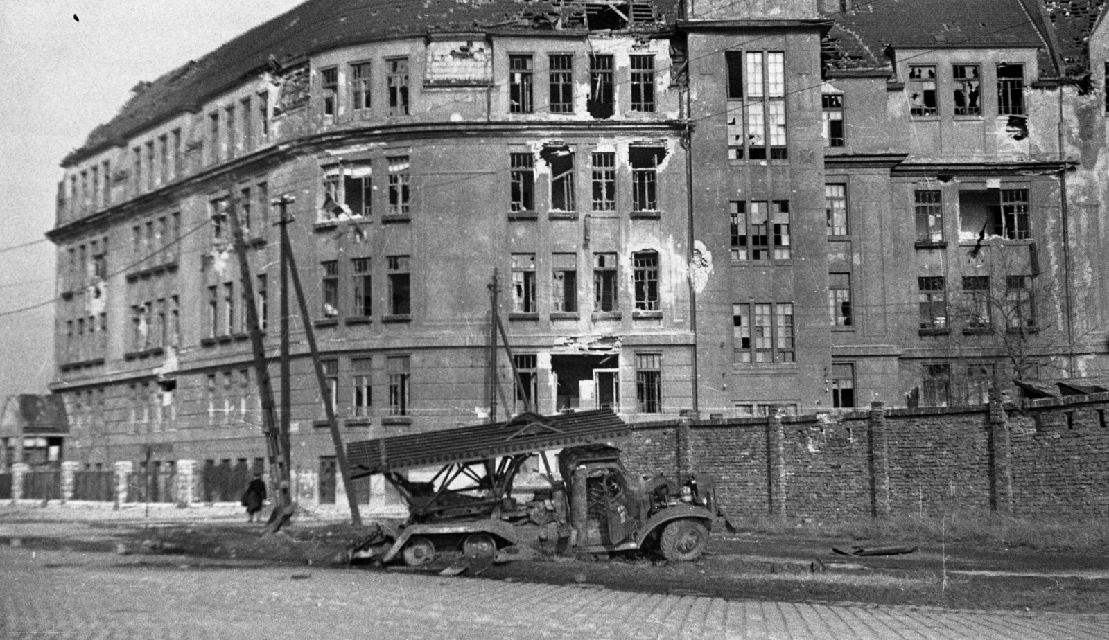 Hungary, Budapest IX., a Soroksári út - Illatos út sarkán a romos elemi iskola (később művészeti szakgimnázium)., 1956, Gulyás Zsuzsa, Budapest, rocket launcher, Fortepan #186587