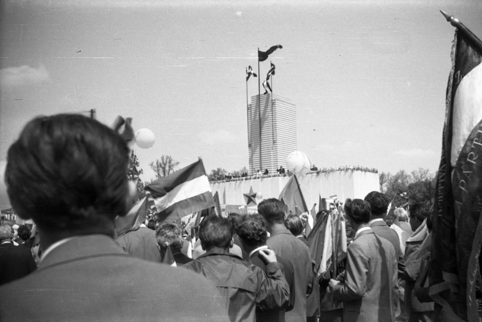 Hungary, Budapest XIV., Ötvenhatosok tere (Felvonulási tér), május 1-i felvonulók a dísztribün előtt., 1966, Gulyás Zsuzsa, Red Star, Budapest, Fortepan #186622