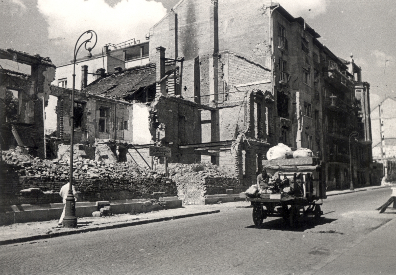 Hungary, Budapest XII., Városmajor utca a Kék Golyó utca felől a Csaba utca felé nézve., 1945, Kramer István dr, Kunszt János, war damage, candelabra, Horse-drawn carriage, ruins, Budapest, Fortepan #186675