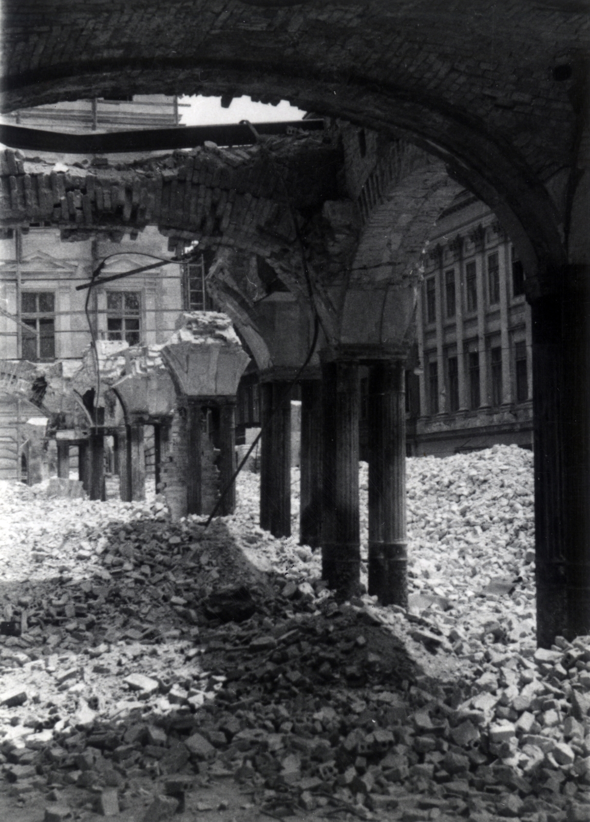 Hungary, Budapest V., a Tüköry-palota romjai, balra a Tüköry utca, jobbra az Arany János utca., 1947, Fortepan, Budapest, war damage, damaged building, pillar, Fortepan #186677