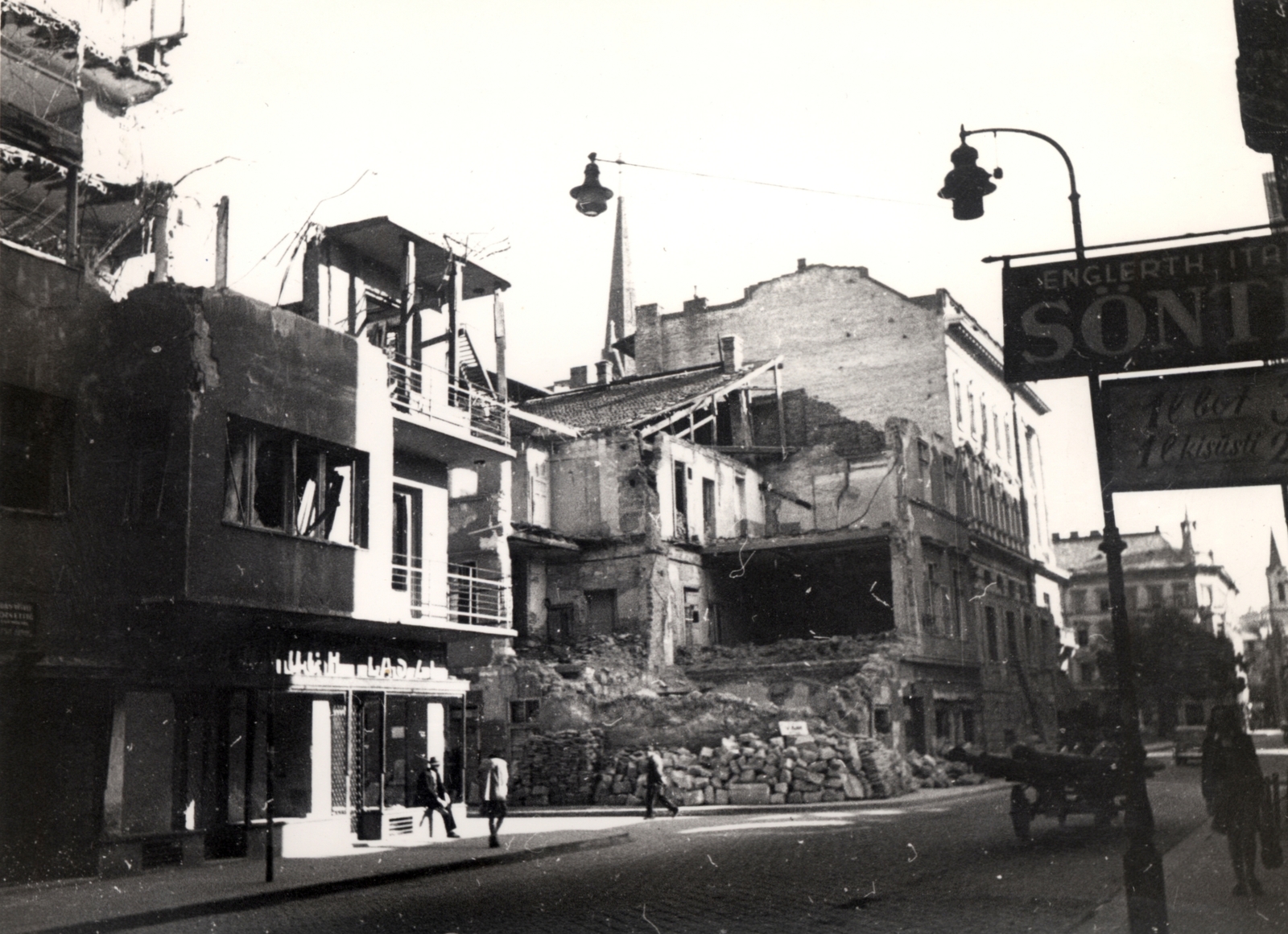 Hungary, Budapest I., Fő utca, szemben a Vám utca torkolata., 1945, Fortepan, Budapest, damaged building, candelabra, Fortepan #186679