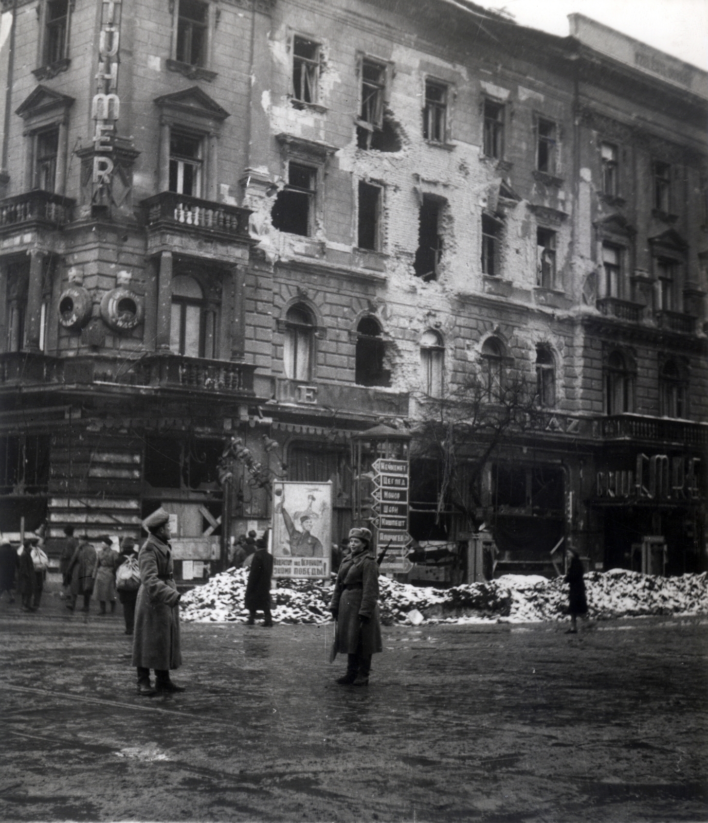 Magyarország, Budapest VII., Nagykörút - Rákóczi út kereszteződése, szemben az EMKE ház, 1945, Fortepan, Budapest, épületkár, katonanő, szovjet katona, tégla, útjelző tábla, Fortepan #186687