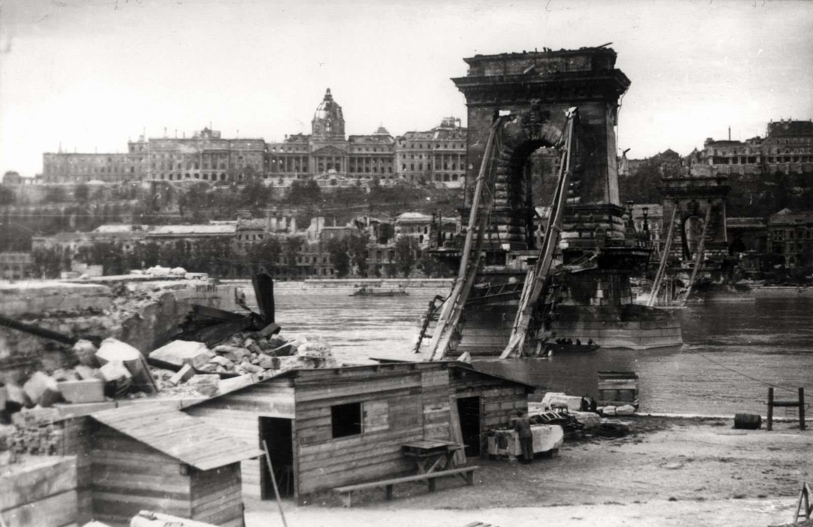 Hungary, Budapest I.,Budapest V., a lerombolt Széchenyi Lánchíd pesti hídfője, háttérben a budai Vár., 1945, Fortepan, war damage, Budapest, wrecked bridge, wharf, shore, palace, booth, Fortepan #186689