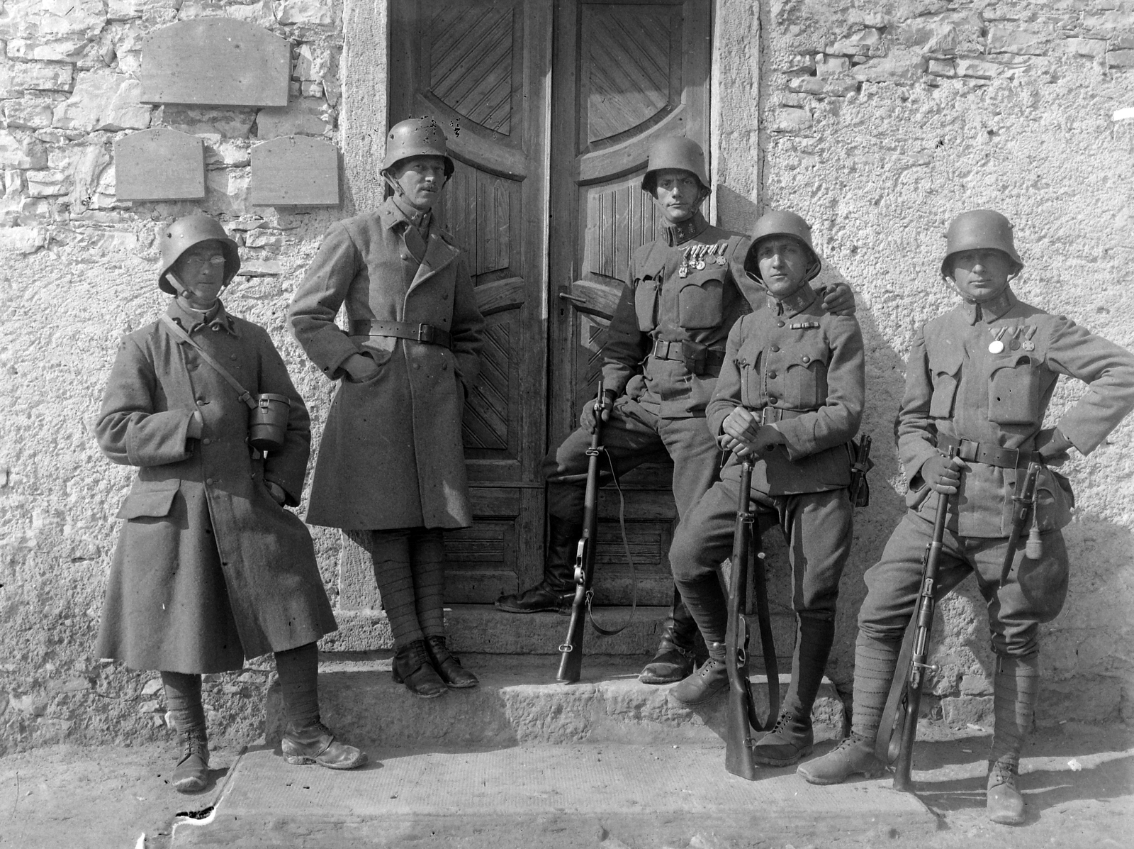 1916, Fortepan, First World War, uniform, gate, tableau, men, weapon, soldier, medal, helmet, hands in pockets, hand-in-waistcoat, arms around shoulders, Fortepan #18669