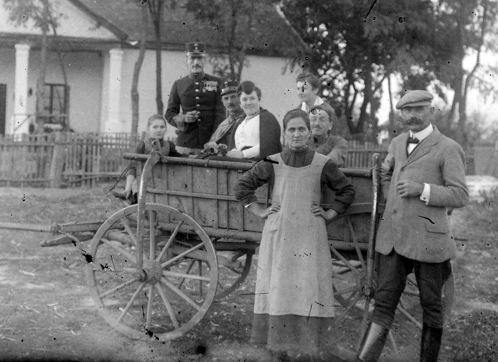 1917, Fortepan, gyermek, falu, egyenruha, udvar, szekér, csoportkép, nők, férfiak, népviselet, Fortepan #18670