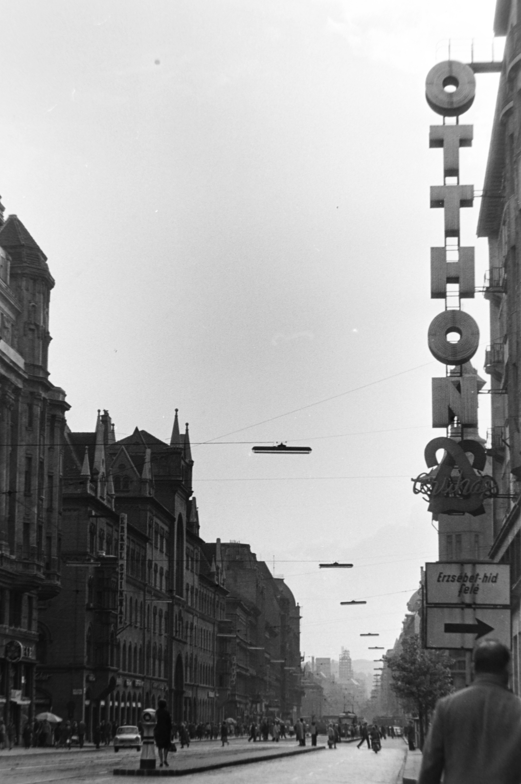 Magyarország, Budapest VII.,Budapest VIII., Rákóczi út az Alsó erdősortól a Blaha Lujza tér felé nézve, jobbra az Otthon Áruház., 1965, Fortepan/Album037, Budapest, Fortepan #186708