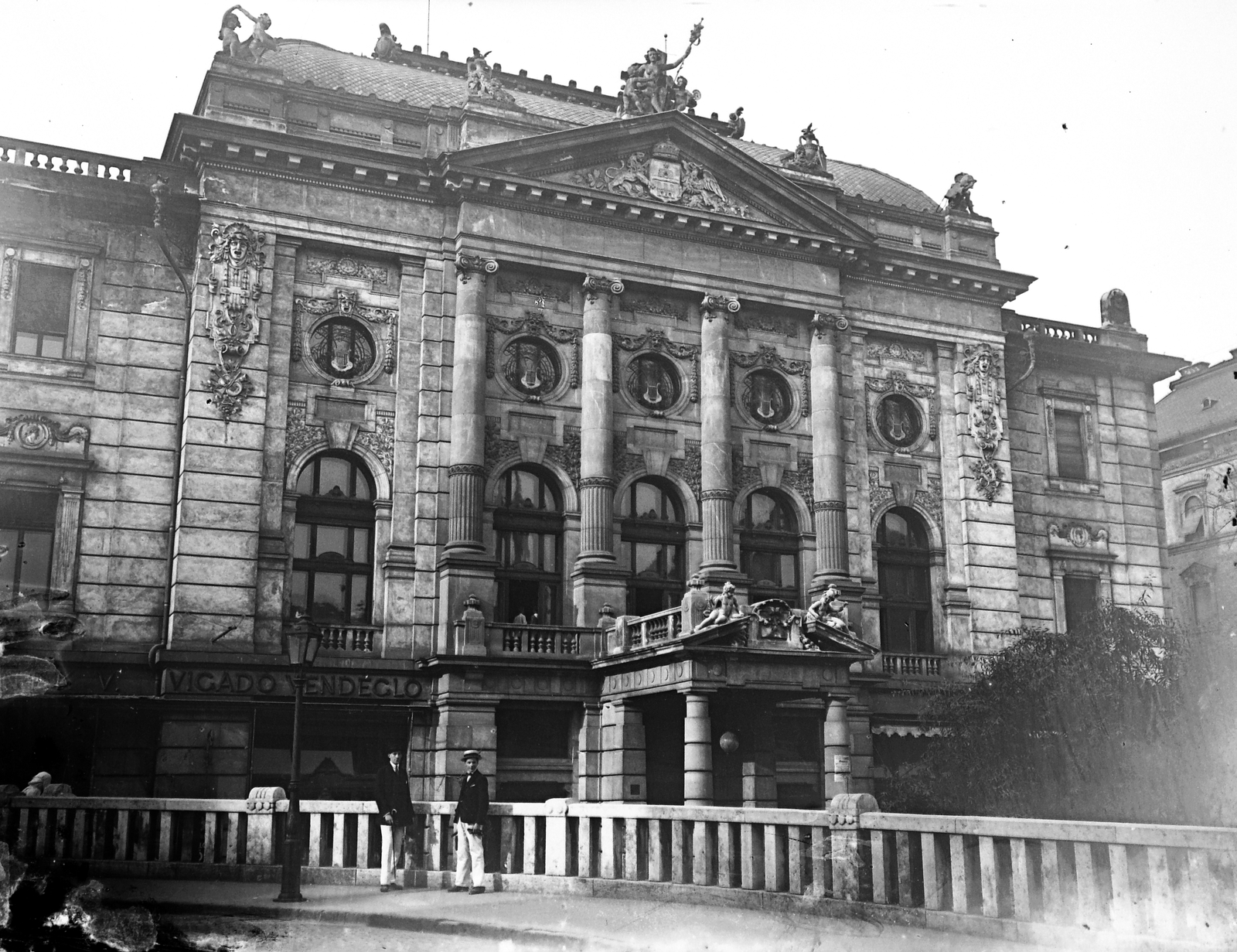 Magyarország, Budapest I., Corvin tér, Budai Vigadó., 1917, Fortepan, férfiak, utcakép, épületdísz, lámpaoszlop, címer, gázlámpa, Budapest, Fortepan #18671