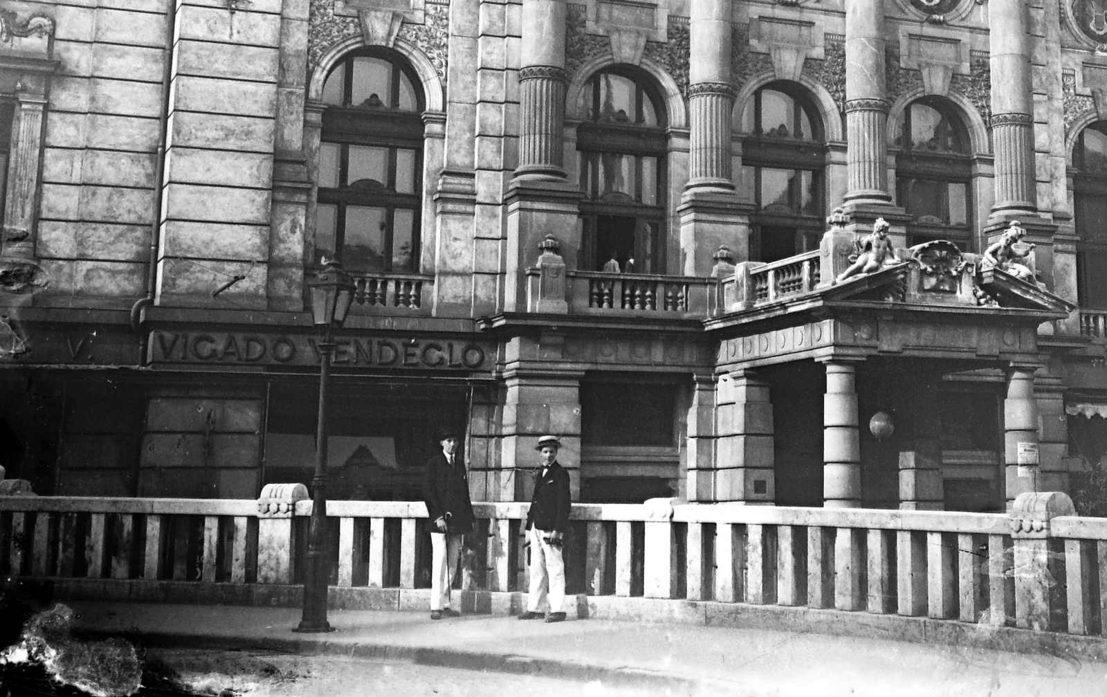 Magyarország, Budapest I., Corvin tér, Budai Vigadó., 1917, Fortepan, korlát, férfiak, utcakép, lámpaoszlop, girardi, gázlámpa, Budapest, Fortepan #18672