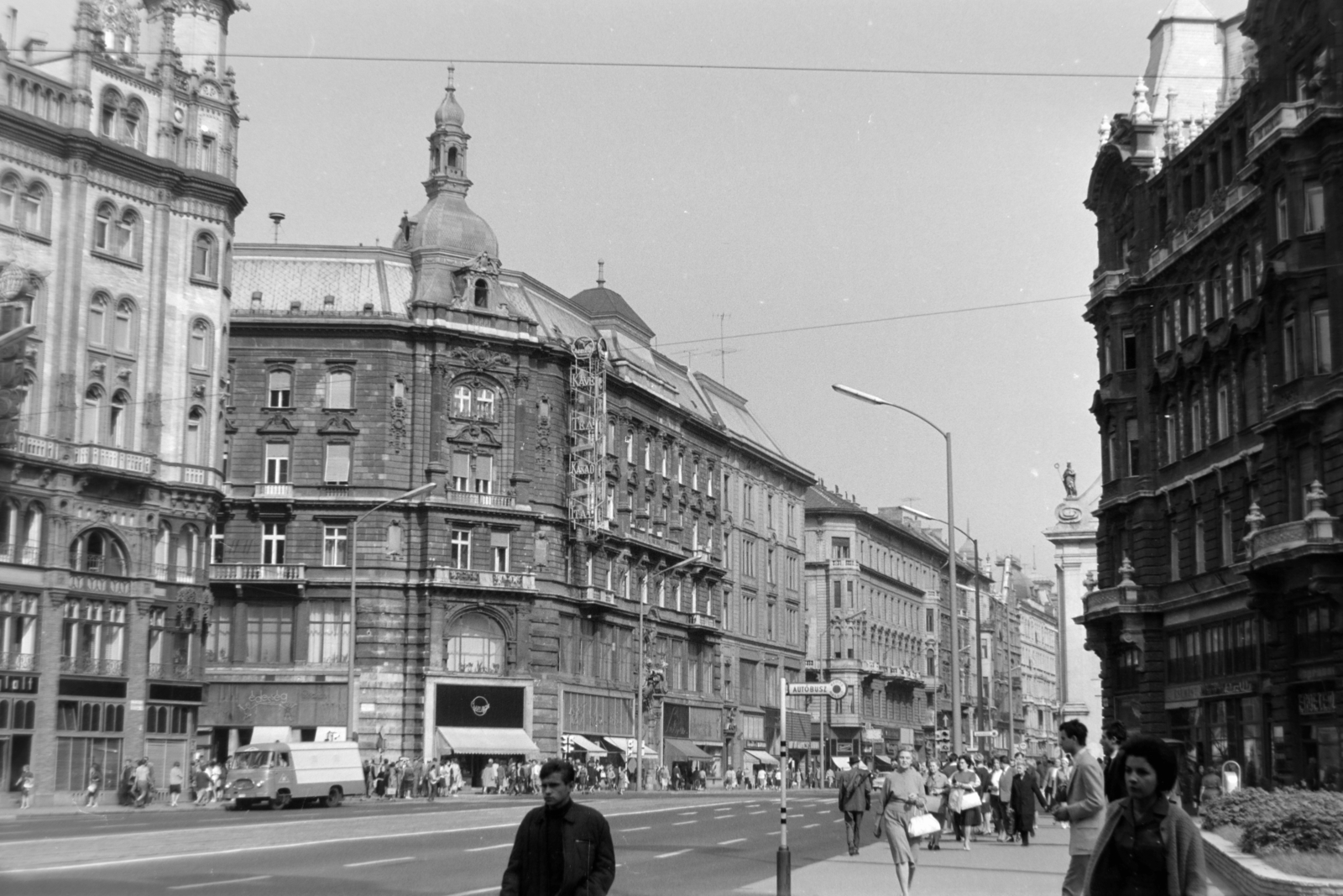 Magyarország, Budapest V., Ferenciek tere (Felszabadulás tér), szemben a Kossuth Lajos utca - Petőfi Sándor utca sarok., 1965, Fortepan/Album037, Budapest, Fortepan #186728