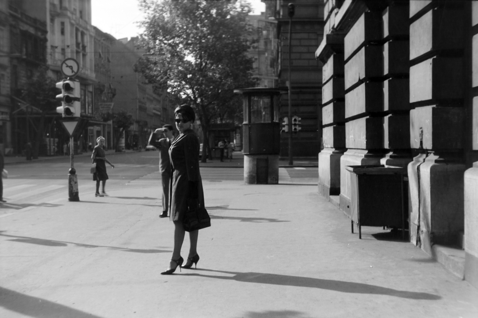 Magyarország, Budapest VI., Nagymező utca, az Andrássy út (Népköztársaság útja) kereszteződése, a Bajcsy-Zsilinszky út irányába nézve., 1965, Fortepan/Album037, Budapest, Fortepan #186742
