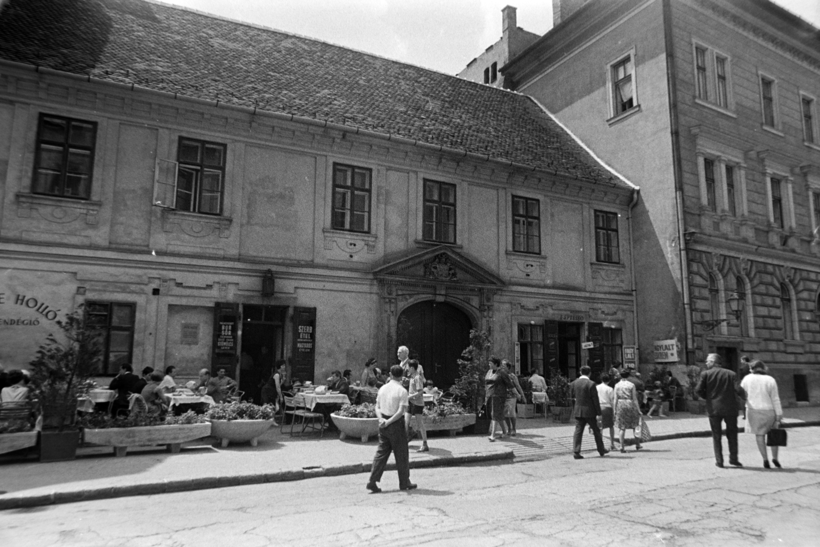 Magyarország, budai Vár, Budapest I., balra az Országház utca 10. számú ház., 1965, Fortepan/Album037, Budapest, Fortepan #186761