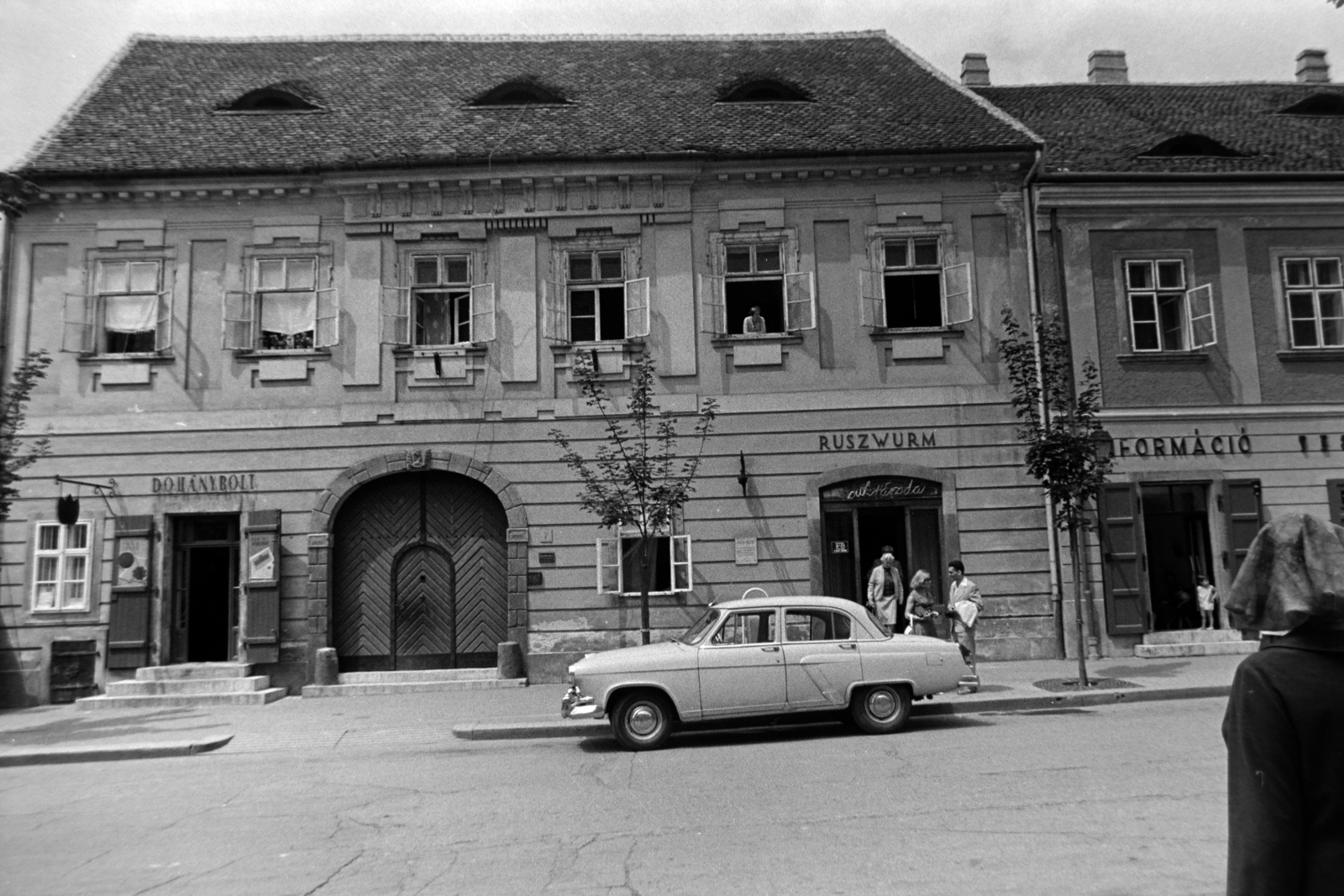 Magyarország, budai Vár, Budapest I., Szentháromság utca, szemben a Ruszwurm cukrászda., 1965, Fortepan/Album037, Budapest, Fortepan #186762