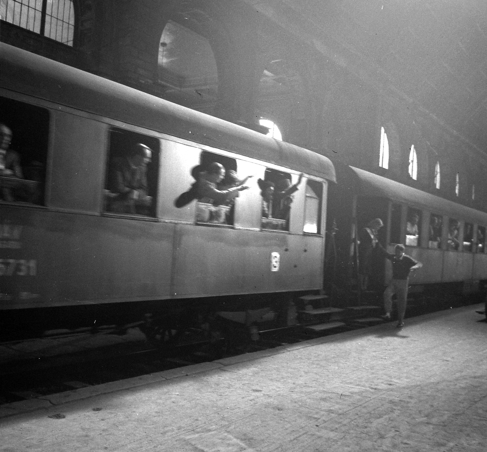 Magyarország, Budapest VIII., Keleti pályaudvar, Fábry Zoltán Bolond április című filmjének forgatása, a vagon lépcsőjénél Mensáros László és Krencsey Marianne., 1957, Kotnyek Antal, filmforgatás, vasút, Budapest, Fortepan #18677