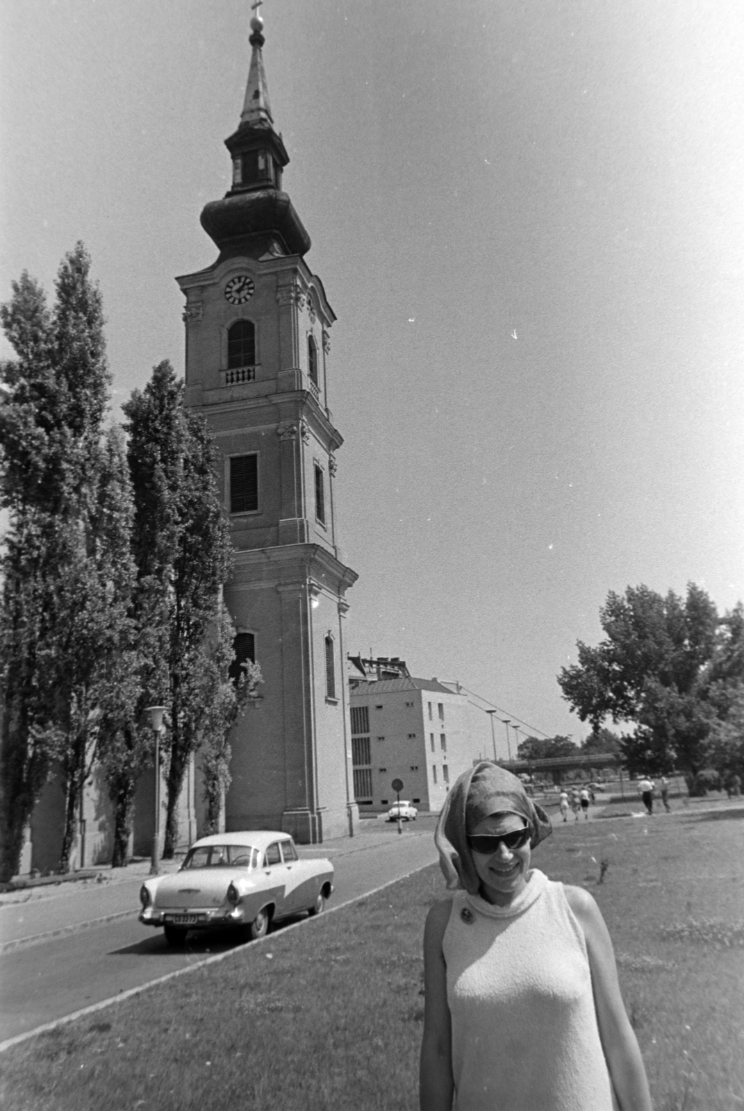 Magyarország, Tabán, Budapest I., Attila út, Alexandriai Szent Katalin-templom, háttérben az Erzsébet híd lehajtója., 1966, Fortepan/Album037, Ford Taunus P2, nő, templom, torony, automobil, Budapest, Fortepan #186771