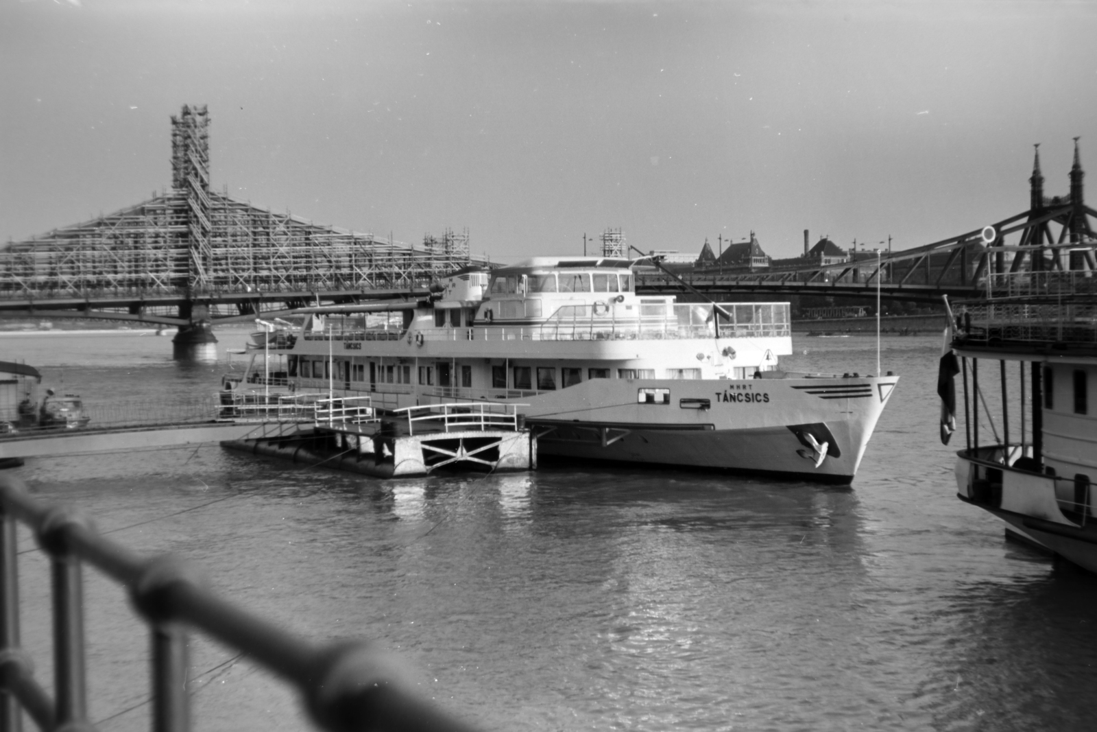 Hungary, Budapest V.,Budapest XI., Belgrád rakpart, előtérben a Táncsics motoros személyhajó, háttérben a felújítás alatt álló Szabadság híd., 1965, Fortepan/Album037, ship, Táncsics-ship, Budapest, Fortepan #186784