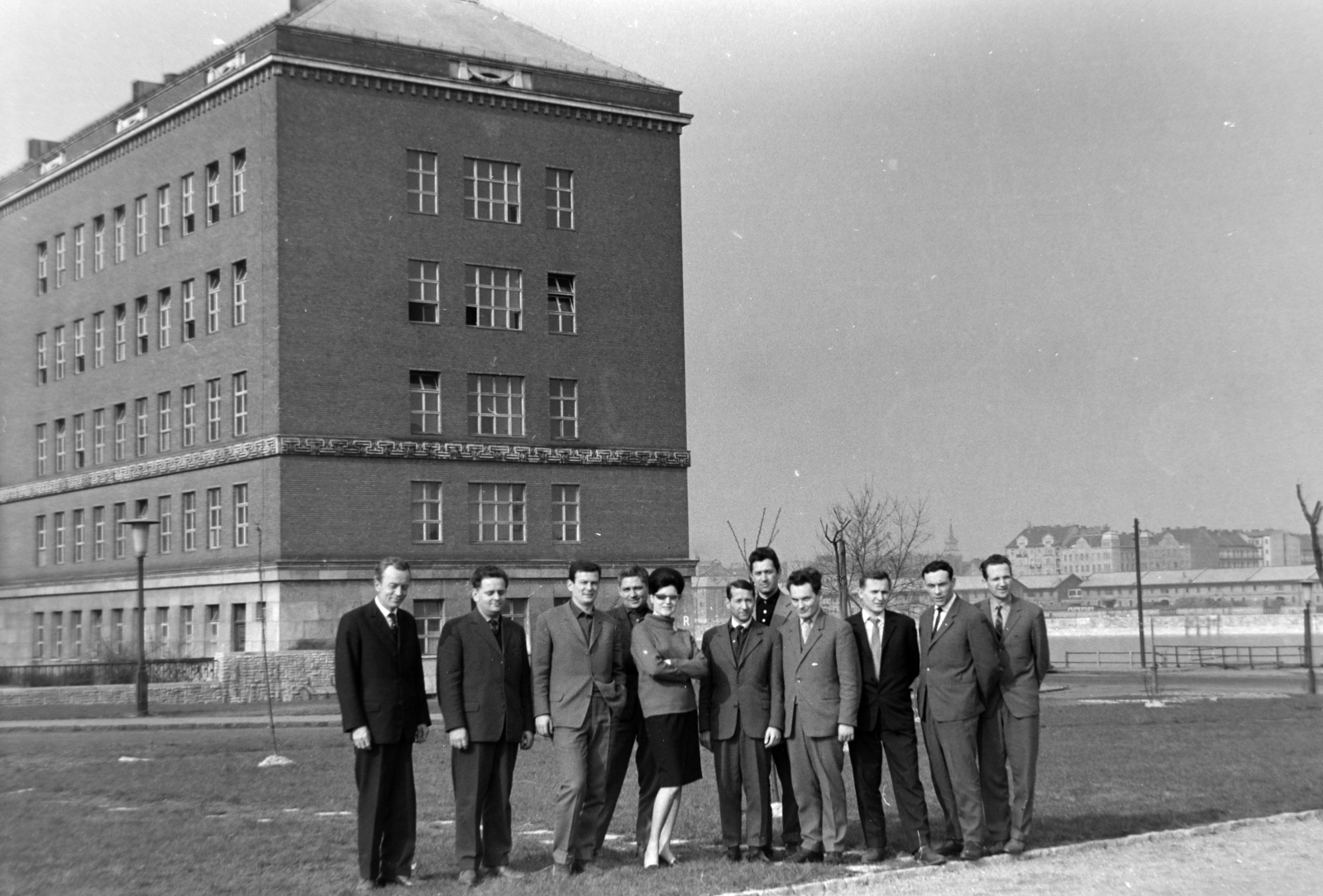 Magyarország, Budapest XI., Goldmann György tér, háttérben a Műszaki Egyetem R épülete., 1966, Fortepan/Album037, Budapest, csoportkép, Fortepan #186791