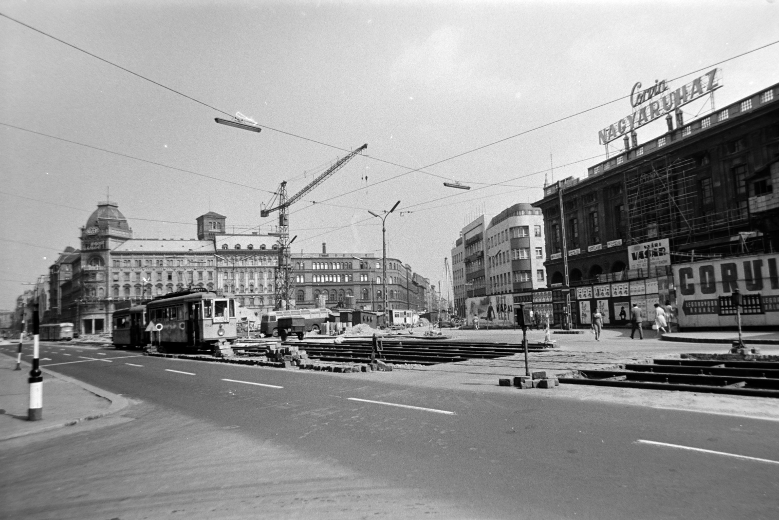 Magyarország, Budapest VII.,Budapest VIII., a Rákóczi út a Klauzál utca torkolatánál, szemben a Blaha Lujza téren a metró építési területe., 1966, Fortepan/Album037, Budapest, utcakép, villamos, áruház, Fortepan #186795