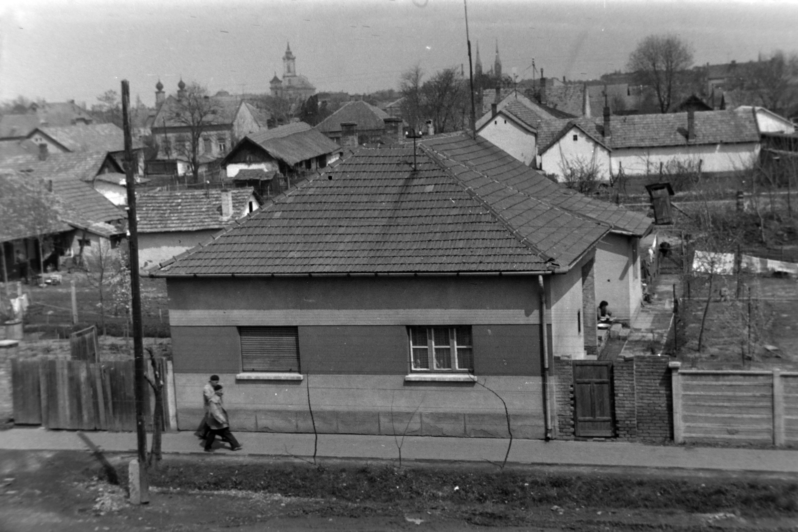 Hungary, Békéscsaba, kilátás a Trefort utca 2. számú épületből (később Rendészeti Kollégium) a városközpont felé. A háttérben balról jobbra a neológ zsinagóga, az evangélikus kistemplom és a nagytemplom, valamint a kéttornyú katolikus templom. Az előtérben álló épület helyén ma a városi piac található., 1964, Fortepan/Album038, Kádár-cube, Fortepan #186815