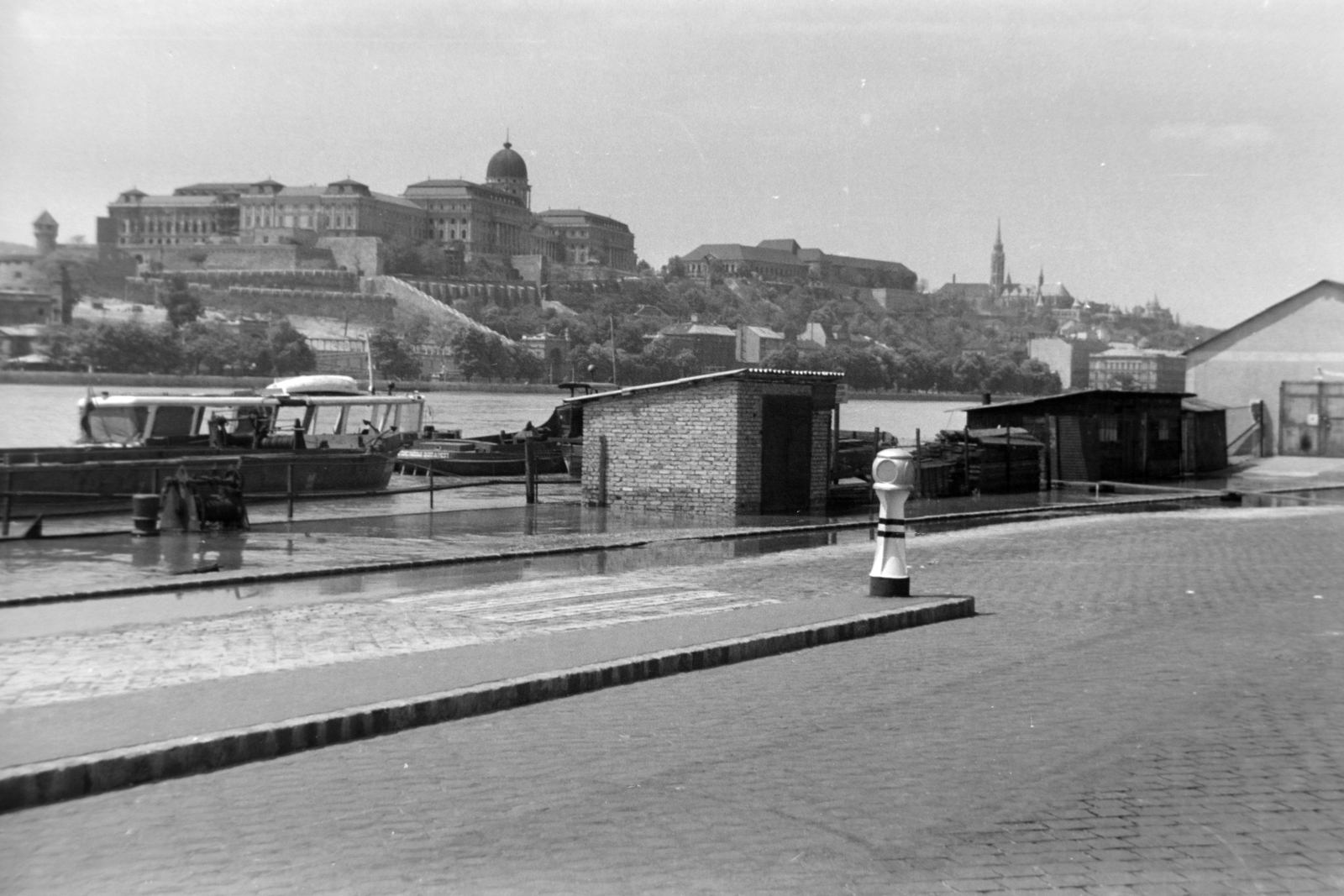 Magyarország, Budapest V.,Budapest I., a pesti alsó rakpart árvíz idején, háttérben a budai Vár., 1965, Fortepan/Album038, uszály, árvíz, Budapest, Fortepan #186817