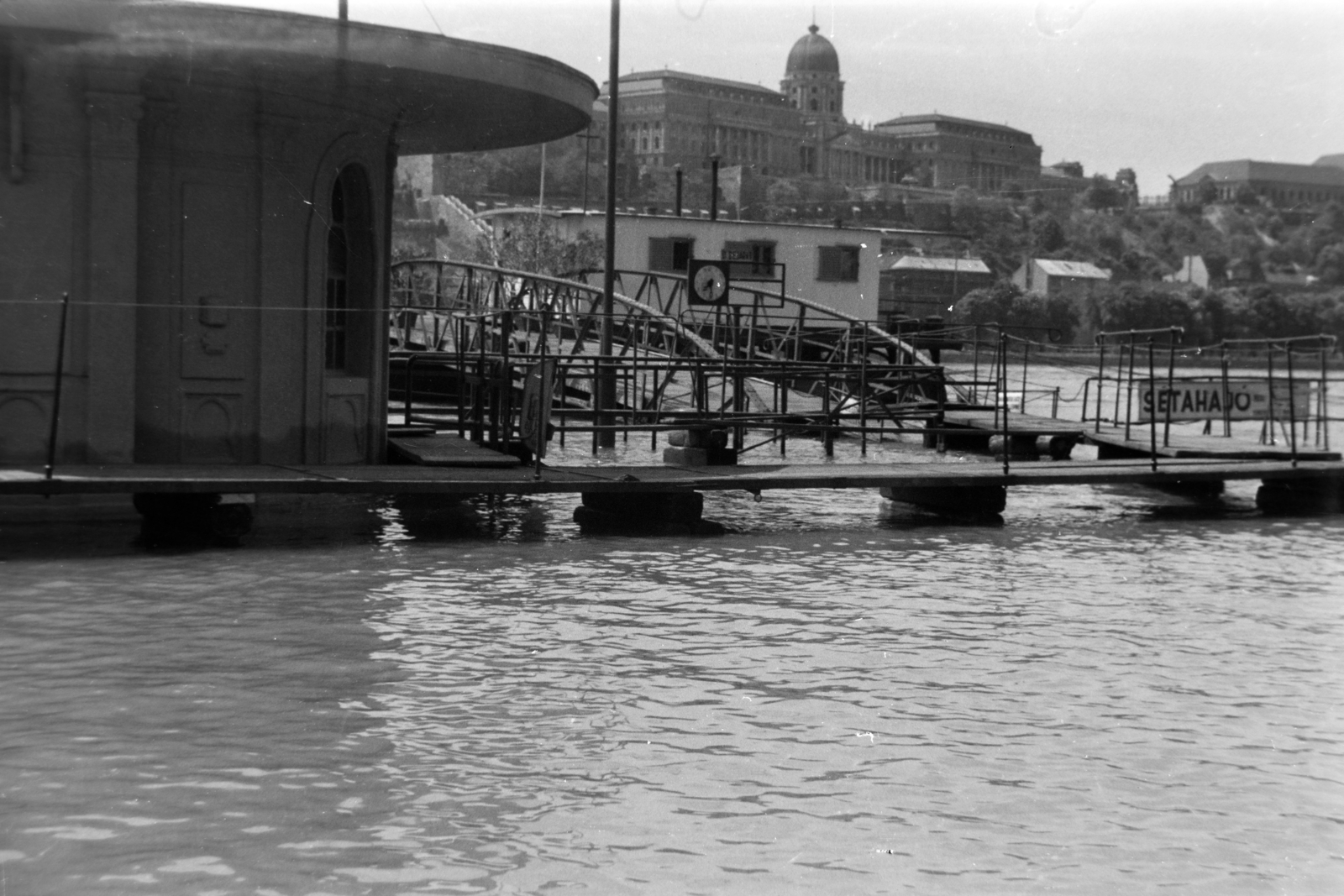Hungary, Budapest V.,Budapest I., a pesti alsó rakpart és a Vigadó téri hajóállomás árvíz idején, háttérben a Budavári Palota (korábban Királyi Palota)., 1965, Fortepan/Album038, flood, boat station, pontoon, Budapest, Fortepan #186818