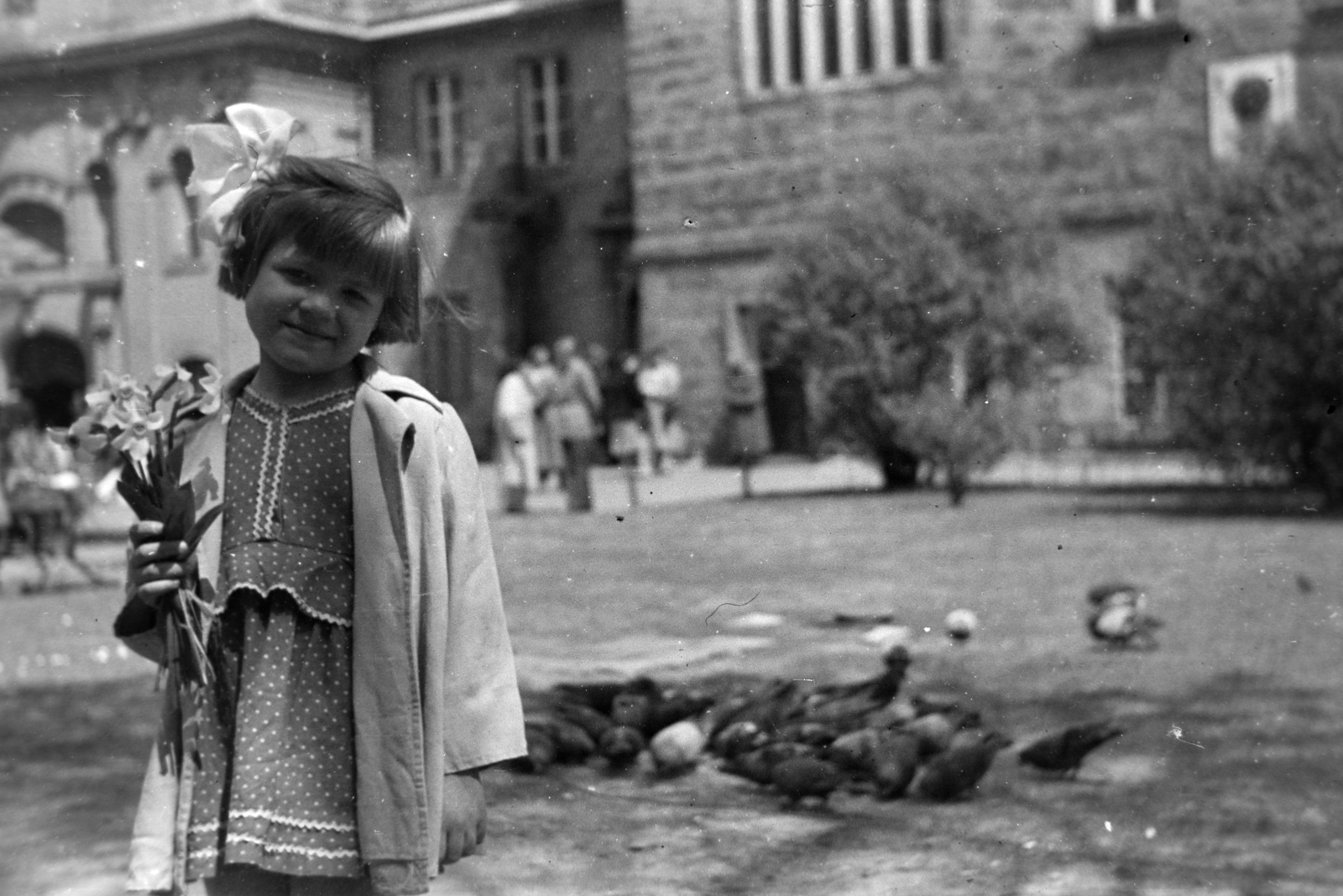 Magyarország, Budapest VIII., Gyulai Pál utca, a felvétel a Szent Rókus kórház és kápolna előtt készült., 1955, Fortepan/Album038, Budapest, kislány, galamb, masni, virágcsokor, pöttyös ruha, Fortepan #186829