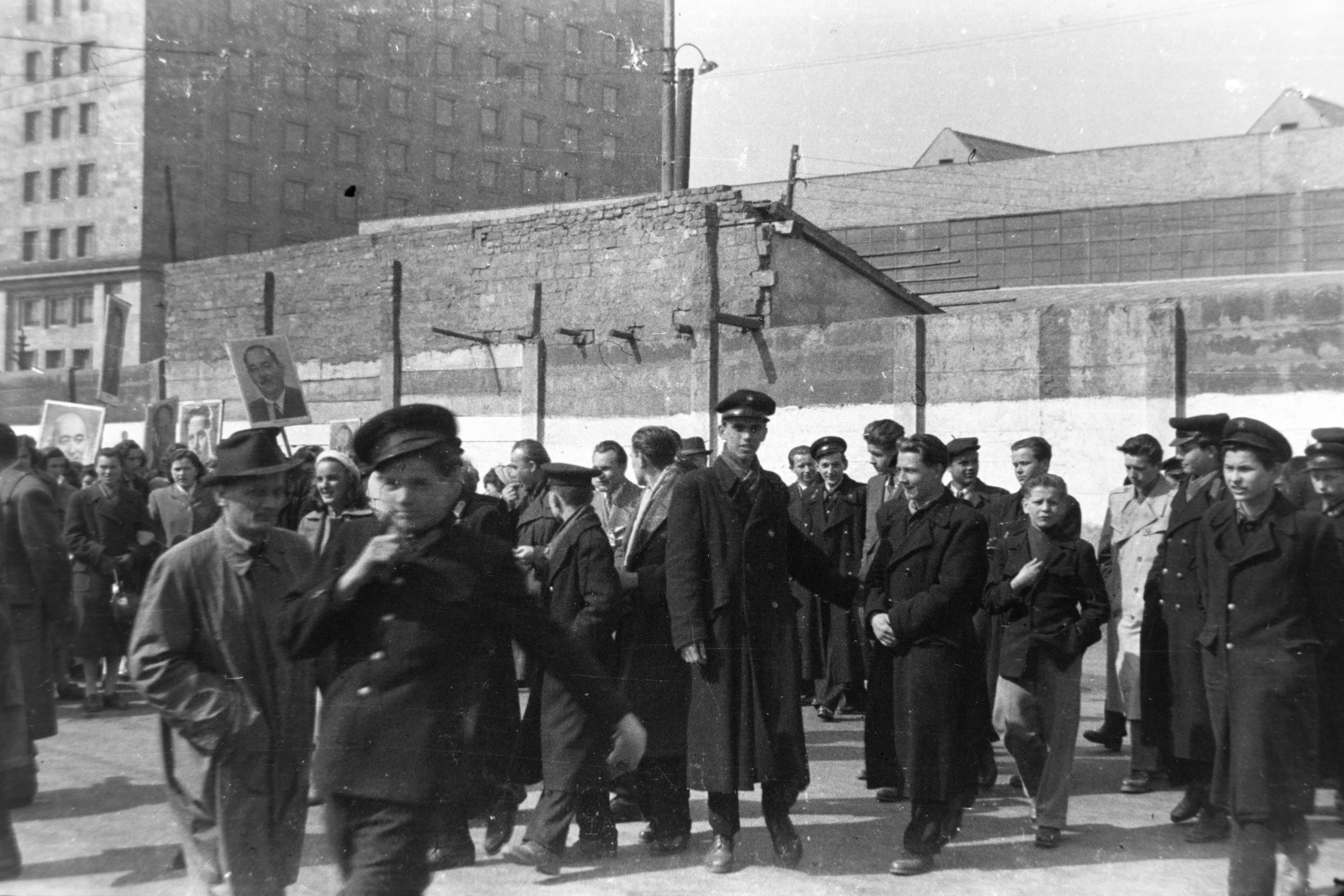 Magyarország, Budapest VIII., Könyves Kálmán körút, balra a Ganz-MÁVAG központi irodaépülete., 1954, Fortepan/Album038, Budapest, egyenruha, csoportosulás, Rákosi Mátyás-ábrázolás, irodaház, Fortepan #186837