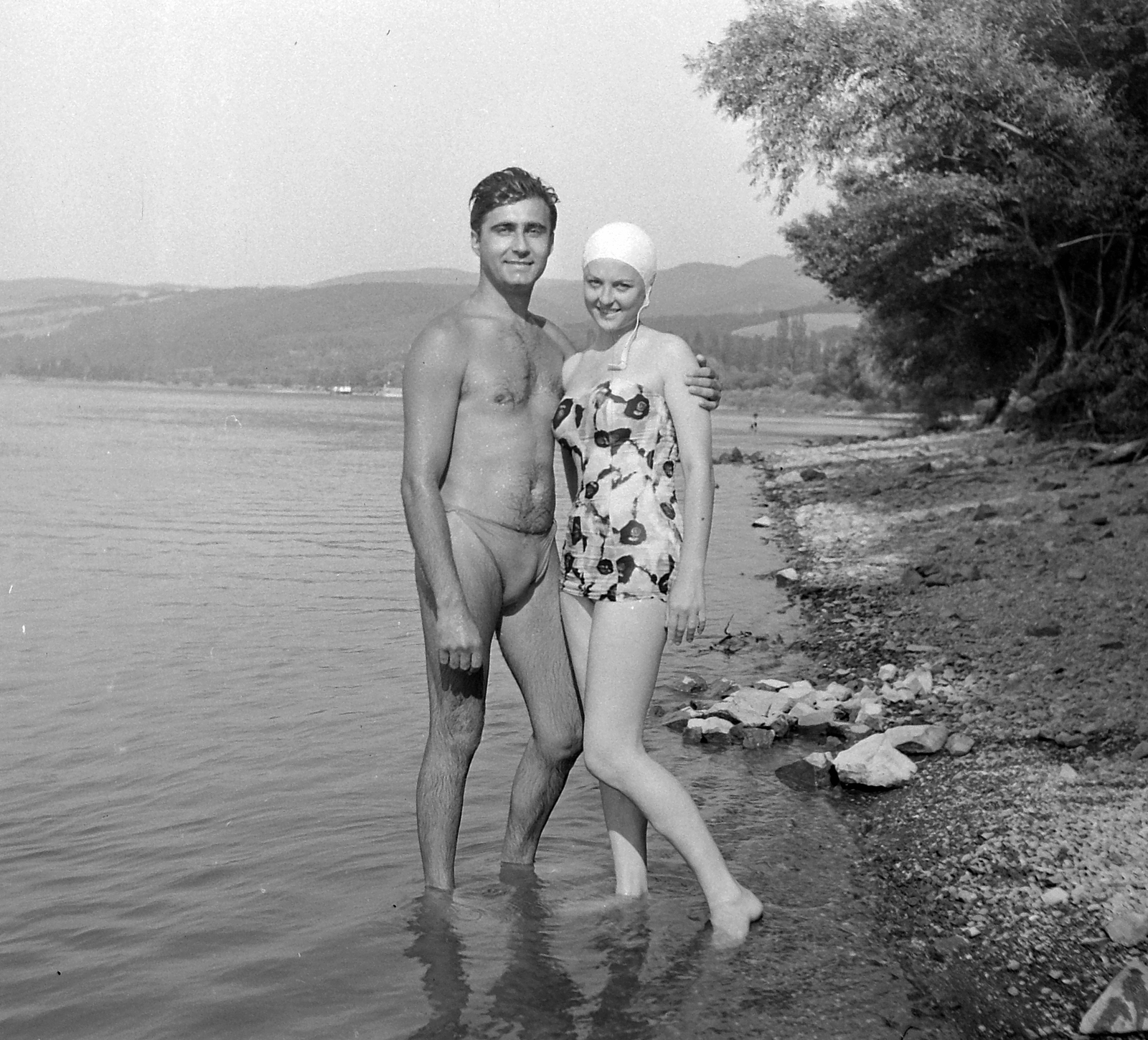 Hungary, Dömös, Duna-part, Buss Gyula és Nicole Courcel színművészek a Fekete szem éjszakája című magyar-francia film forgatásakor., 1957, Kotnyek Antal, filming, celebrity, bathing suit, bathing caps, shore, Fortepan #18684