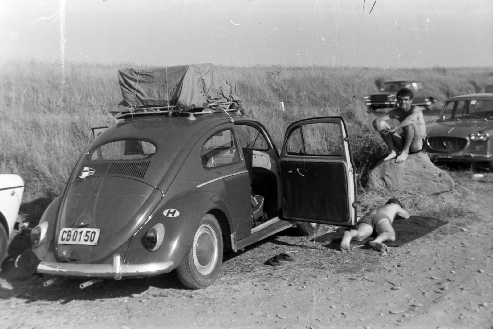 1966, Fortepan/Album038, sunbathe, men, number plate, Volkswagen-brand, automobile, Volkswagen Beetle, Fortepan #186843