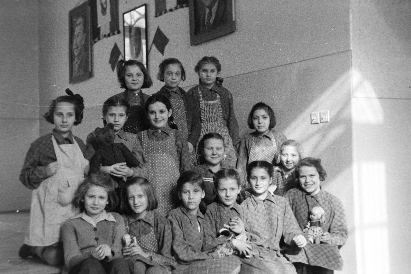 1952, Fortepan/Album038, tableau, apron, teddy bear, girls, Fortepan #186846