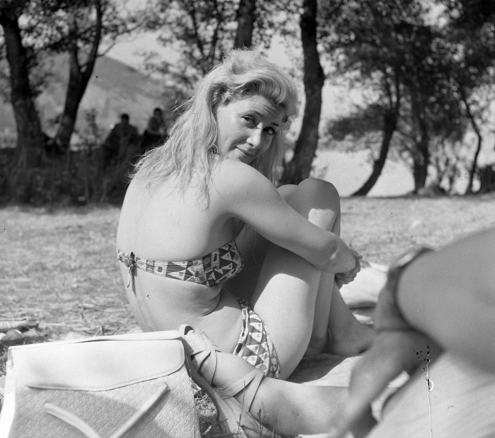 Hungary, Dömös, a hajóállomás melletti partszakasz. Nicole Courcel francia filmsznésznő Dömösön, a Fekete szem éjszakája című film forgatásakor., 1957, Kotnyek Antal, filming, celebrity, bathing suit, shore, handbag, looking back, Fortepan #18685