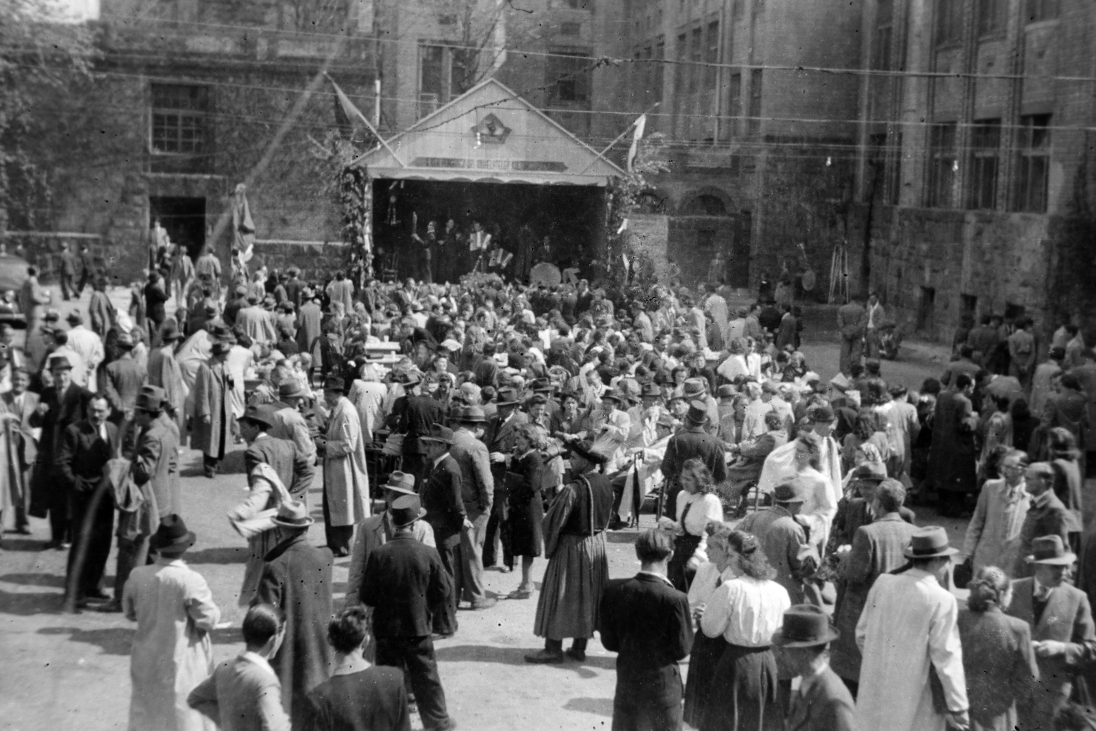 Hungary, Budapest XIV., Thököly út 48-54., Felső Kereskedelmi Iskola (később Petrik Lajos Két Tanítási Nyelvű Vegyipari, Környezetvédelmi és Informatikai Szakgimnázium) udvara., 1946, Fortepan/Album038, Budapest, suit, audience, men, mass, women, hat, trench coat, play, gaping, festive, winners' podium, Fortepan #186863