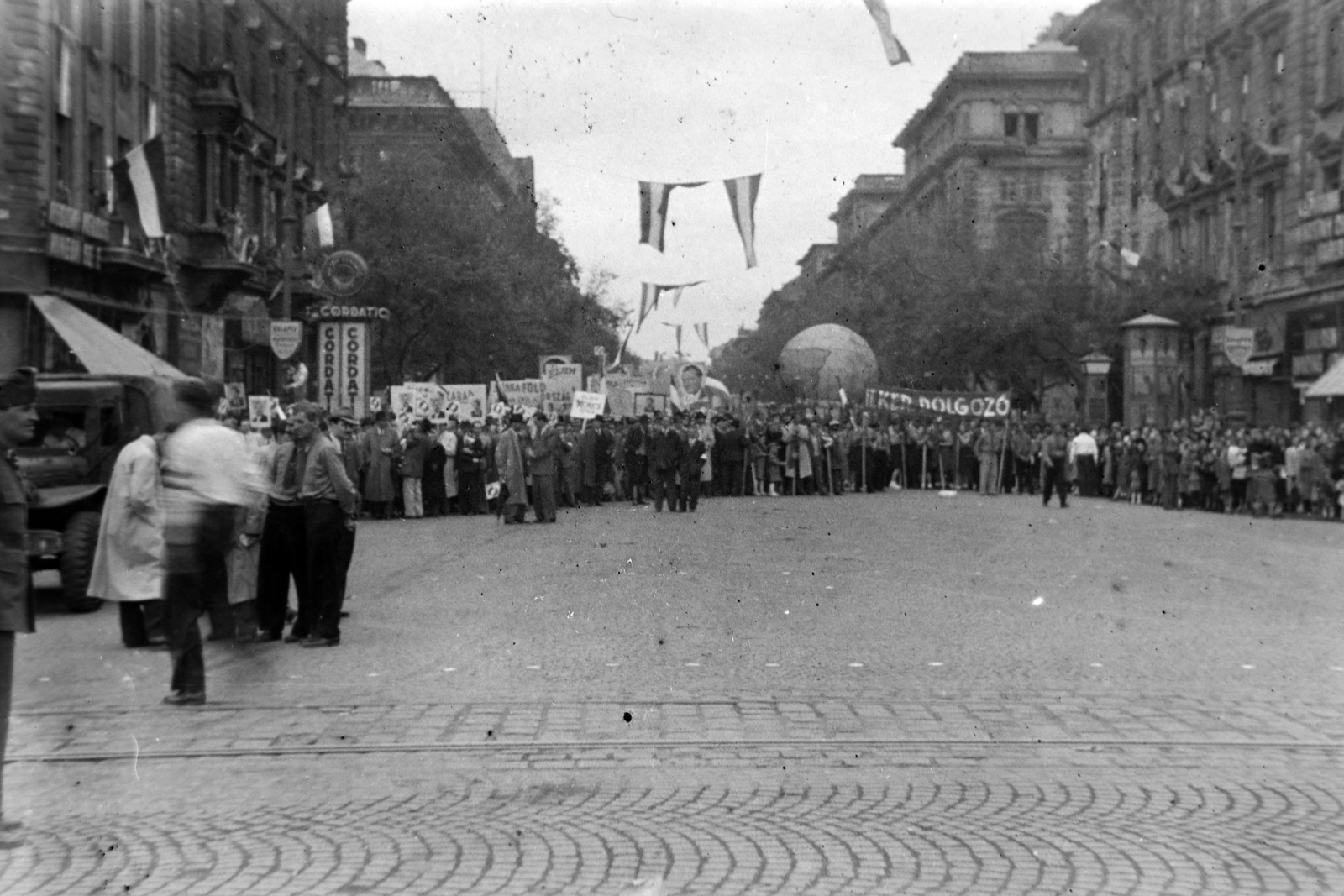 Hungary, Budapest VI., Oktogon, szemben az Andrássy út a Jókai tér felé nézve, május 1-i ünnepség felvonulói., 1946, Fortepan/Album038, Budapest, mass, flag, banner, ad pillar, Fortepan #186864