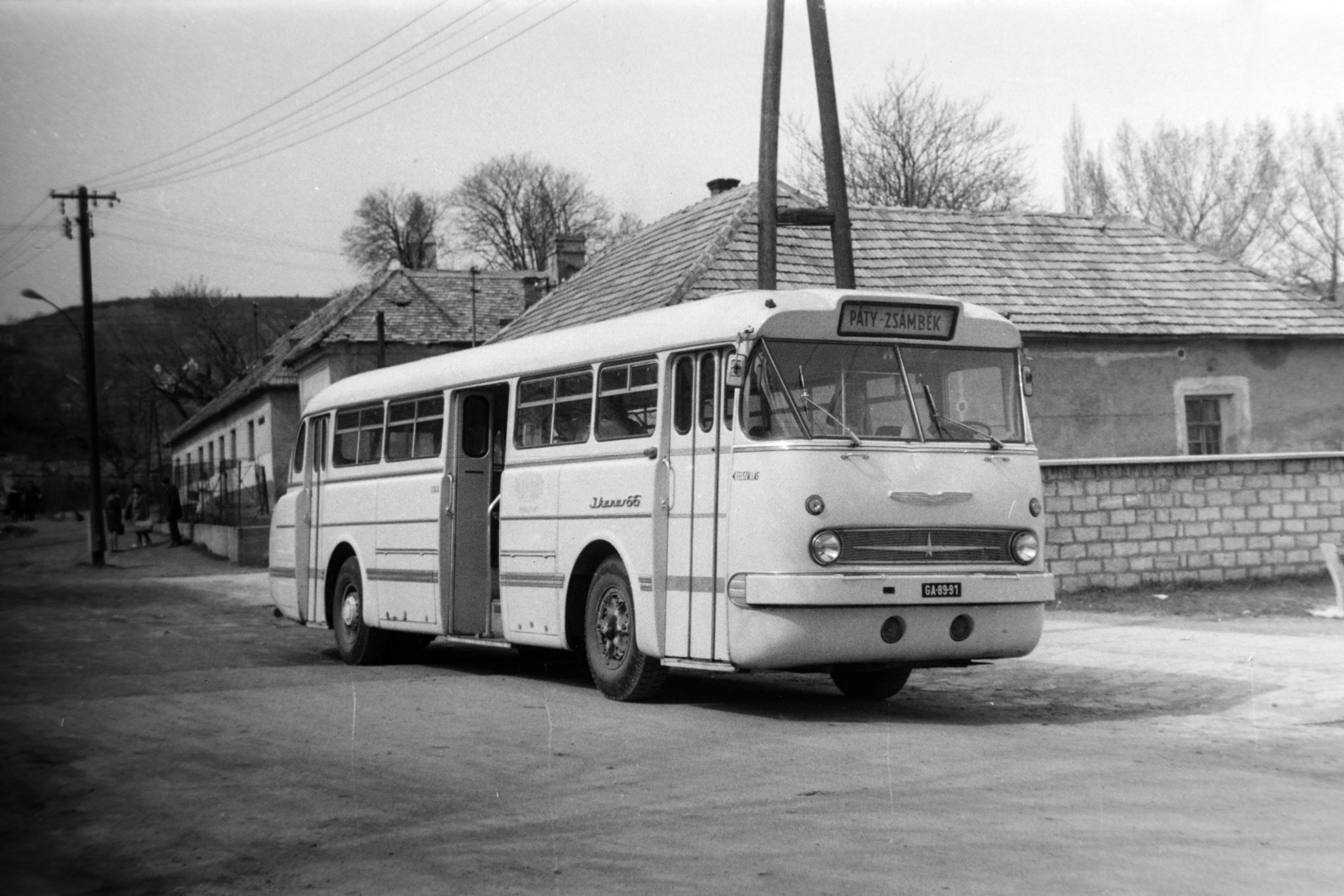 Magyarország, Zsámbék, Akadémia utca, a premontrei templom felé nézve., 1962, Fortepan/Album038, Ikarus-márka, Ikarus 55, Fortepan #186874