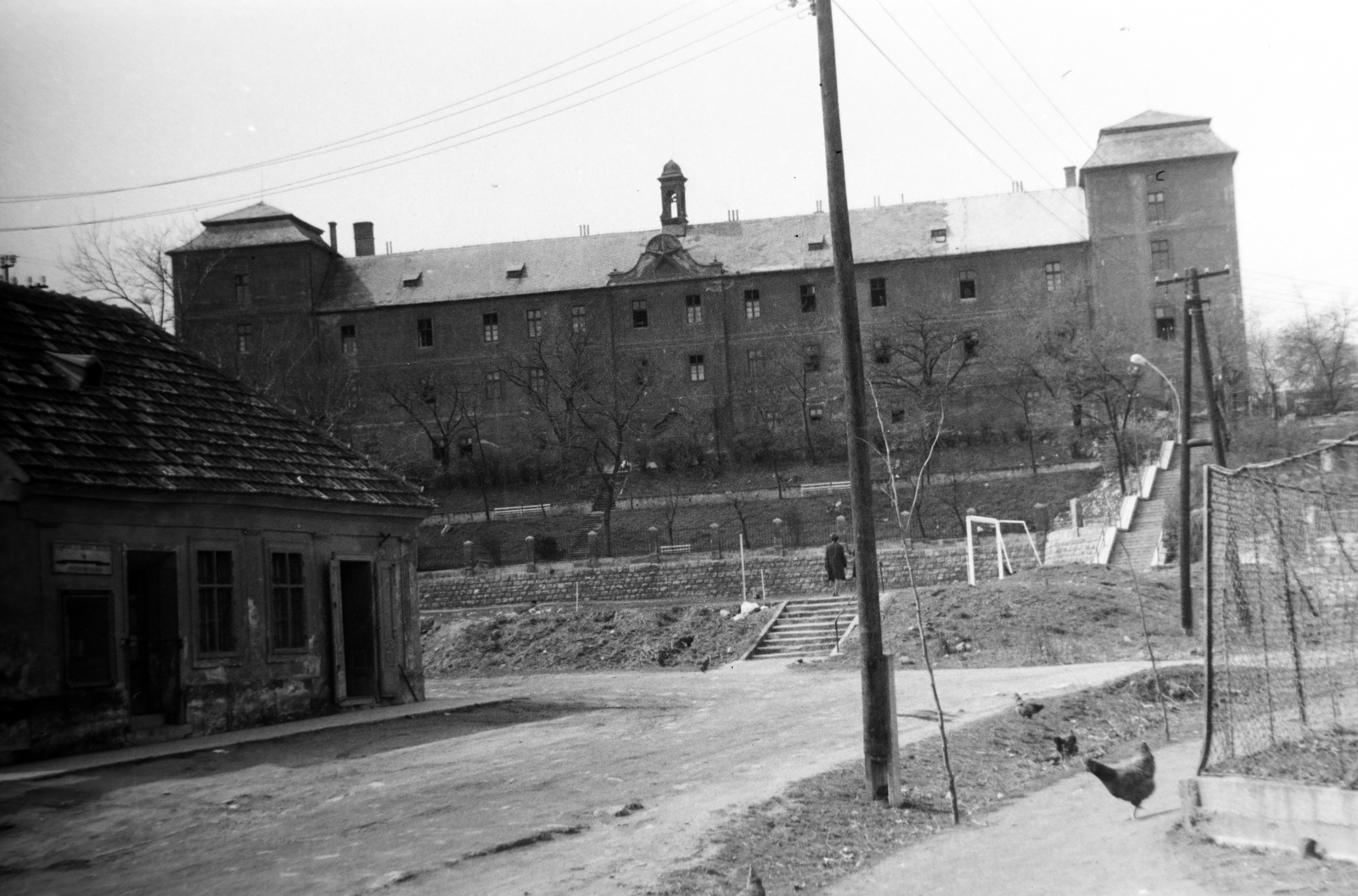 Hungary, Zsámbék, Akadémia utca, háttérben a Zichy kastély (később Premontrei Keresztelő Szent János iskola)., 1962, Fortepan/Album038, Fortepan #186875