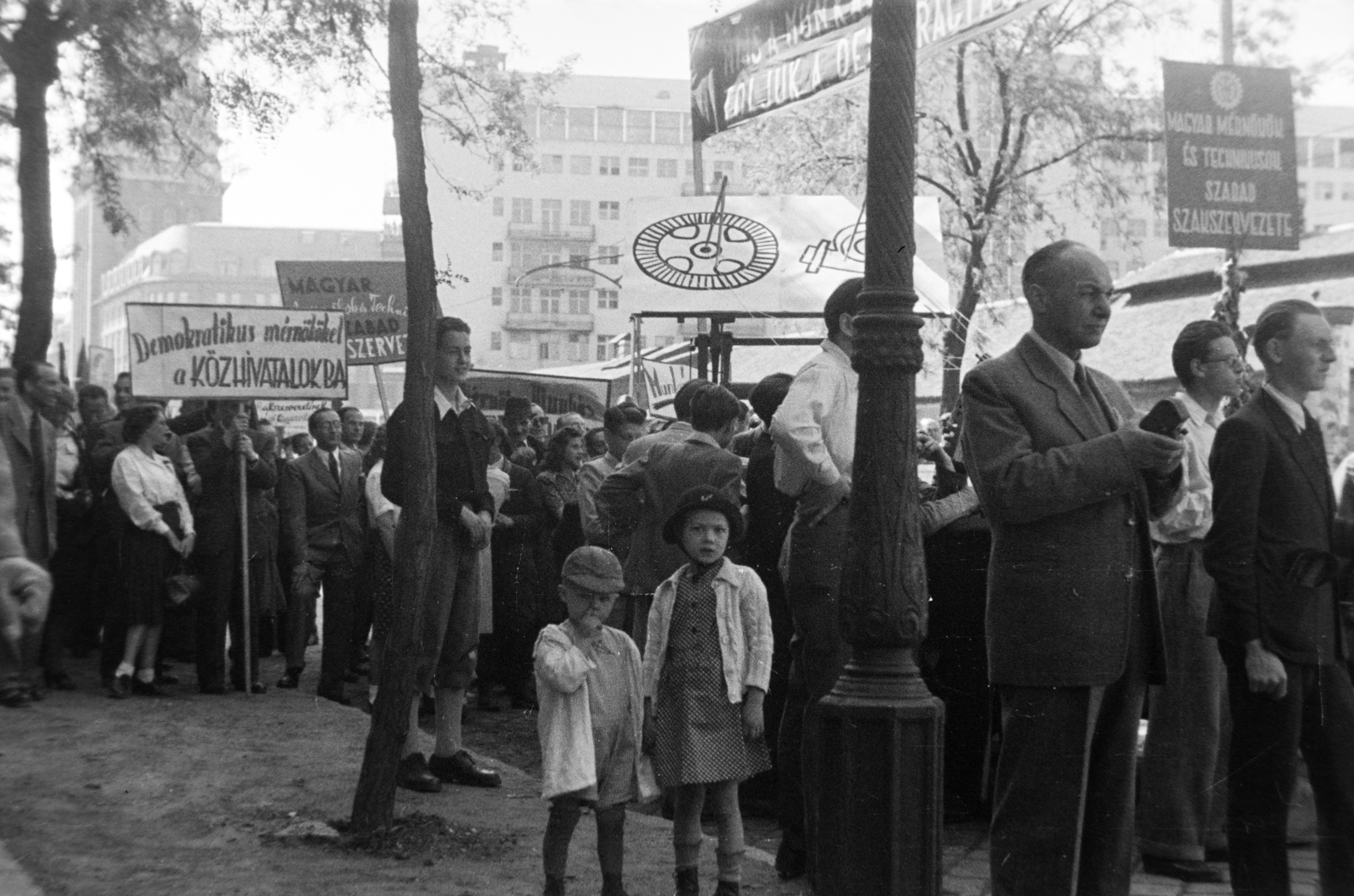 Hungary, Budapest VIII., Fiumei út, háttérben az OTI székház és a Baleseti Intézet. Május 1-i ünnepség felvonulói., 1948, Fortepan/Album038, Budapest, banner, kids, Fortepan #186885