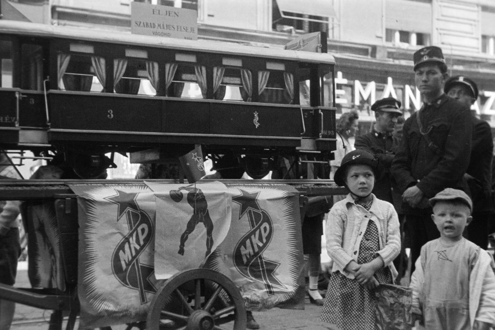 Magyarország, Budapest VII., Rákóczi út, balra az 56. szám, a Gyémántház. Május 1-i ünnepség résztvevői., 1948, Fortepan/Album038, Budapest, kislány, kisfiú, dekoráció, rendőr, étkezőkocsi, Fortepan #186895