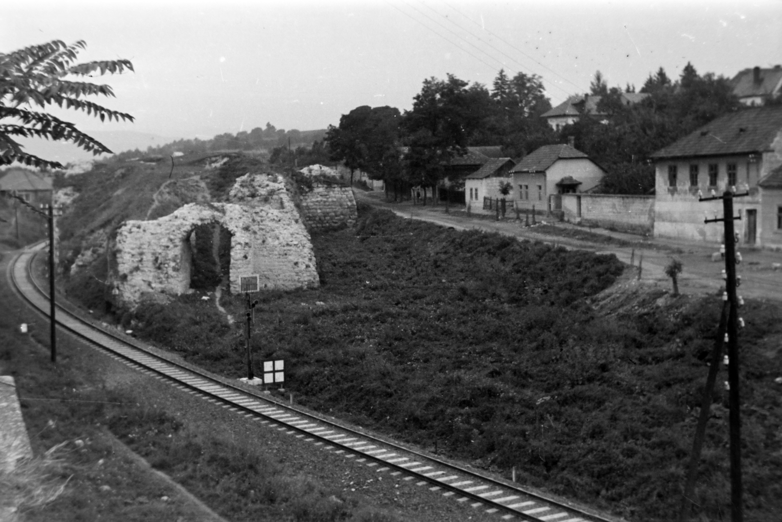 Hungary, Eger, a vártól vasútvonallal elvágott Zárkándy bástya, jobbra a Bástya utca., 1945, Fortepan/Album038, pylon, rails, Fortepan #186904