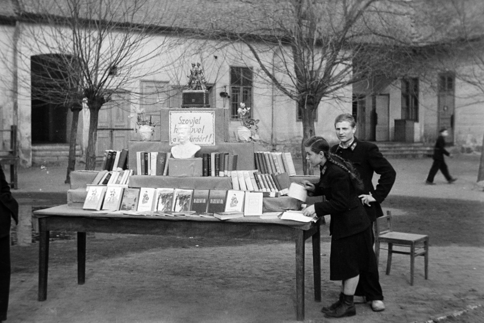 1952, Fortepan/Album038, table, book, socialism, Fortepan #186916