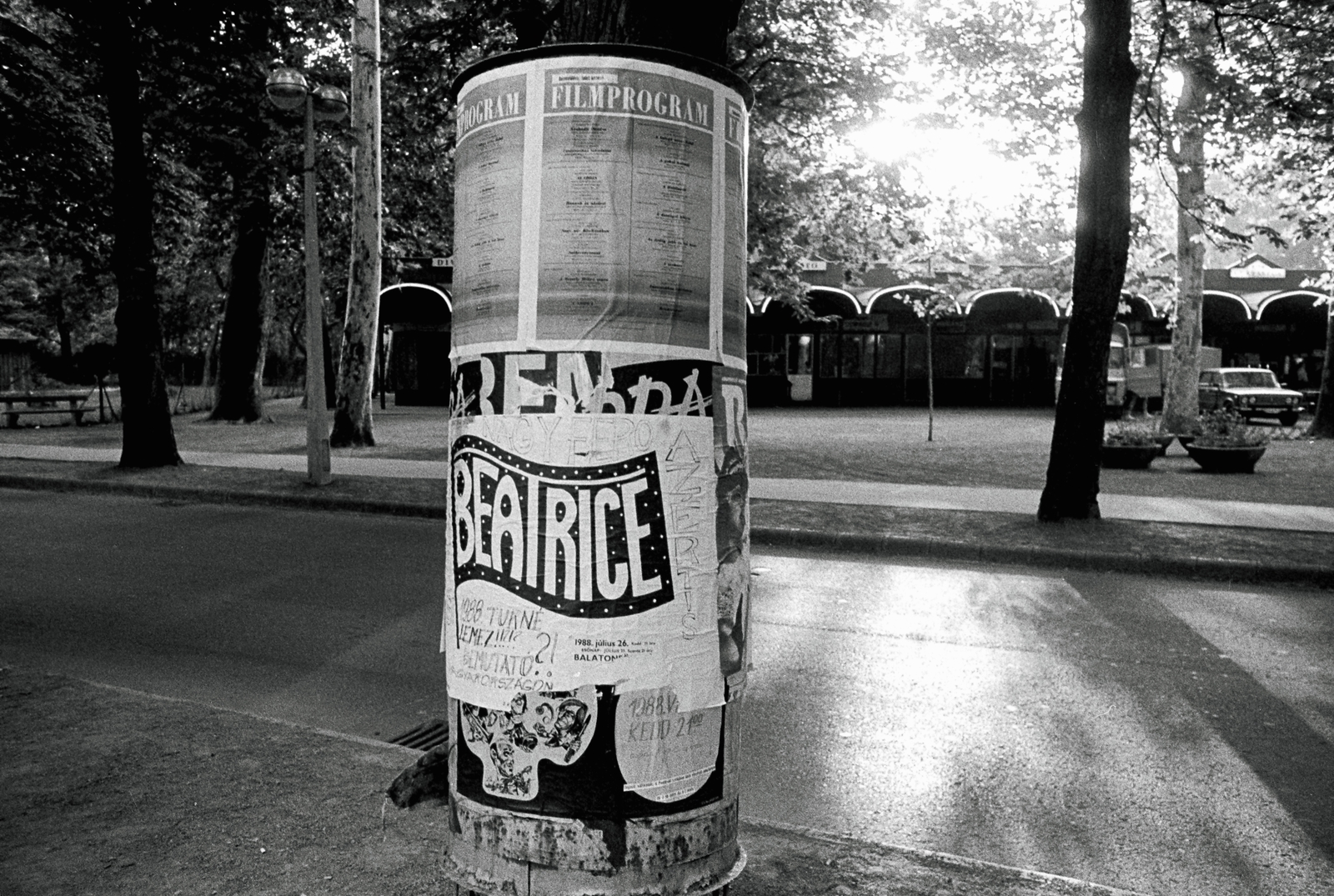 Hungary, Balatonföldvár, A sorozat felvételeit a Beatrice rajongói kör tagjai készítették., 1988, Ambrus Tibor, poster, ad pillar, Fortepan #186942