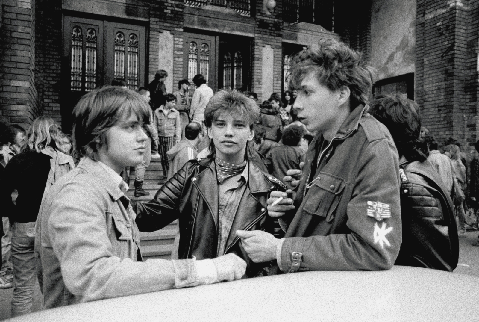 Magyarország, Budapest VIII., Golgota út 3., a Vörösmarty Művelődési Ház előtt, Beatrice koncertjére várakozó fiatalok. A sorozat felvételeit a Beatrice rajongói kör tagjai készítették., 1988, Ambrus Tibor, Budapest, hajviselet, babos kendő, könyökölni, Fortepan #186945
