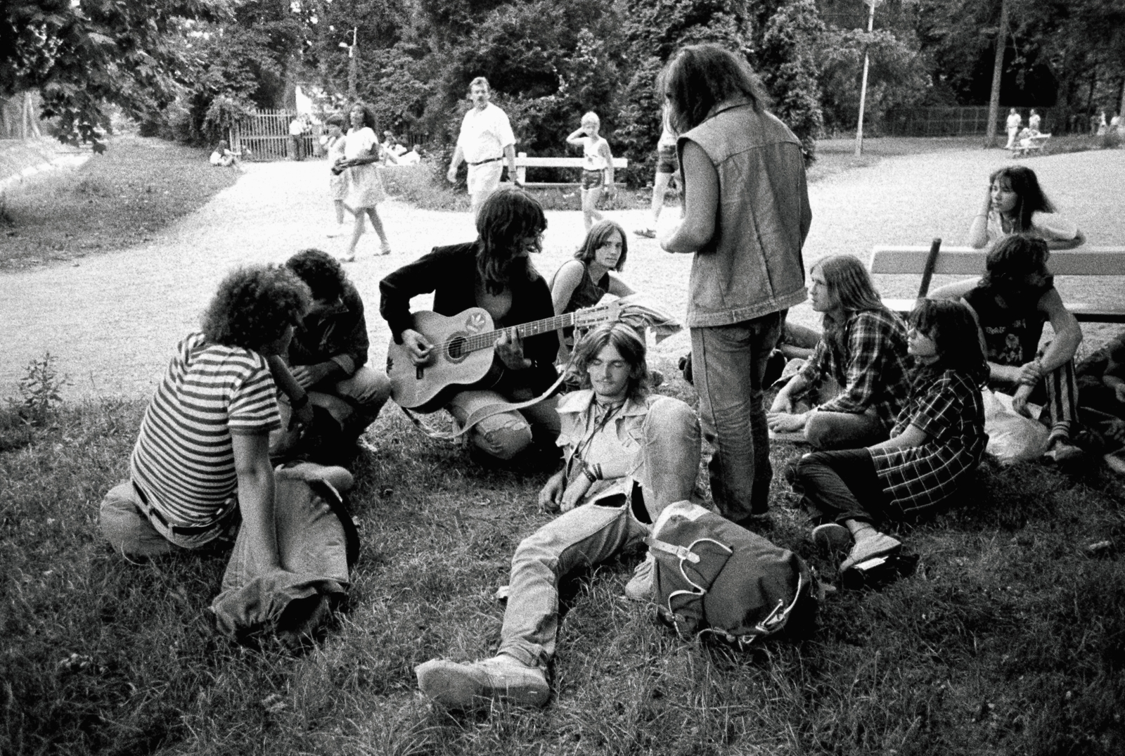 Hungary, Balatonföldvár, a felvétel a szabadtéri színpad közelében, a Séd-patak partján készült. A sorozat felvételeit a Beatrice rajongói kör tagjai készítették., 1988, Ambrus Tibor, plaid shirt, guitar, sitting on the ground, Fortepan #186949
